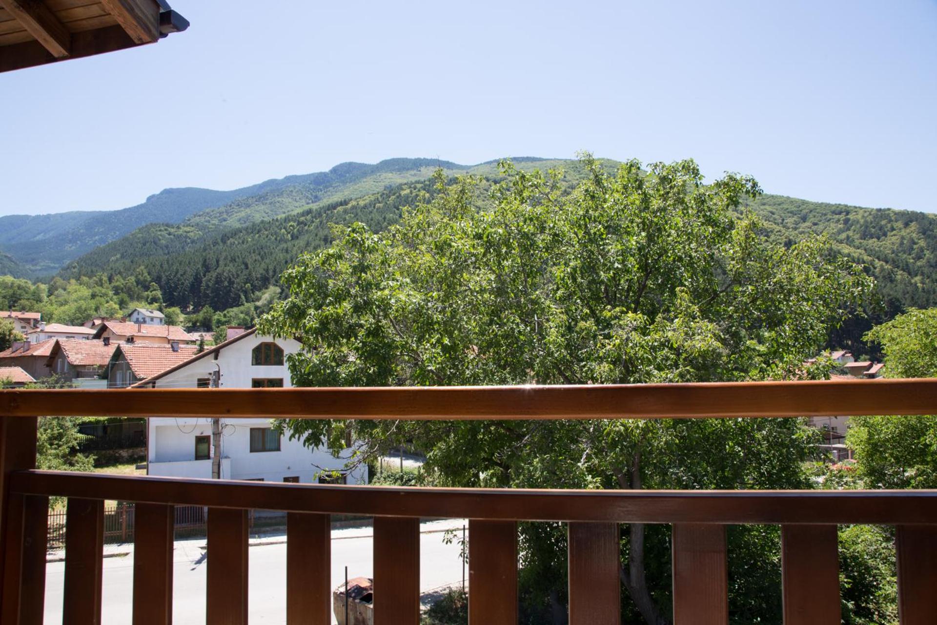 Family Room with Mountain View photo 3