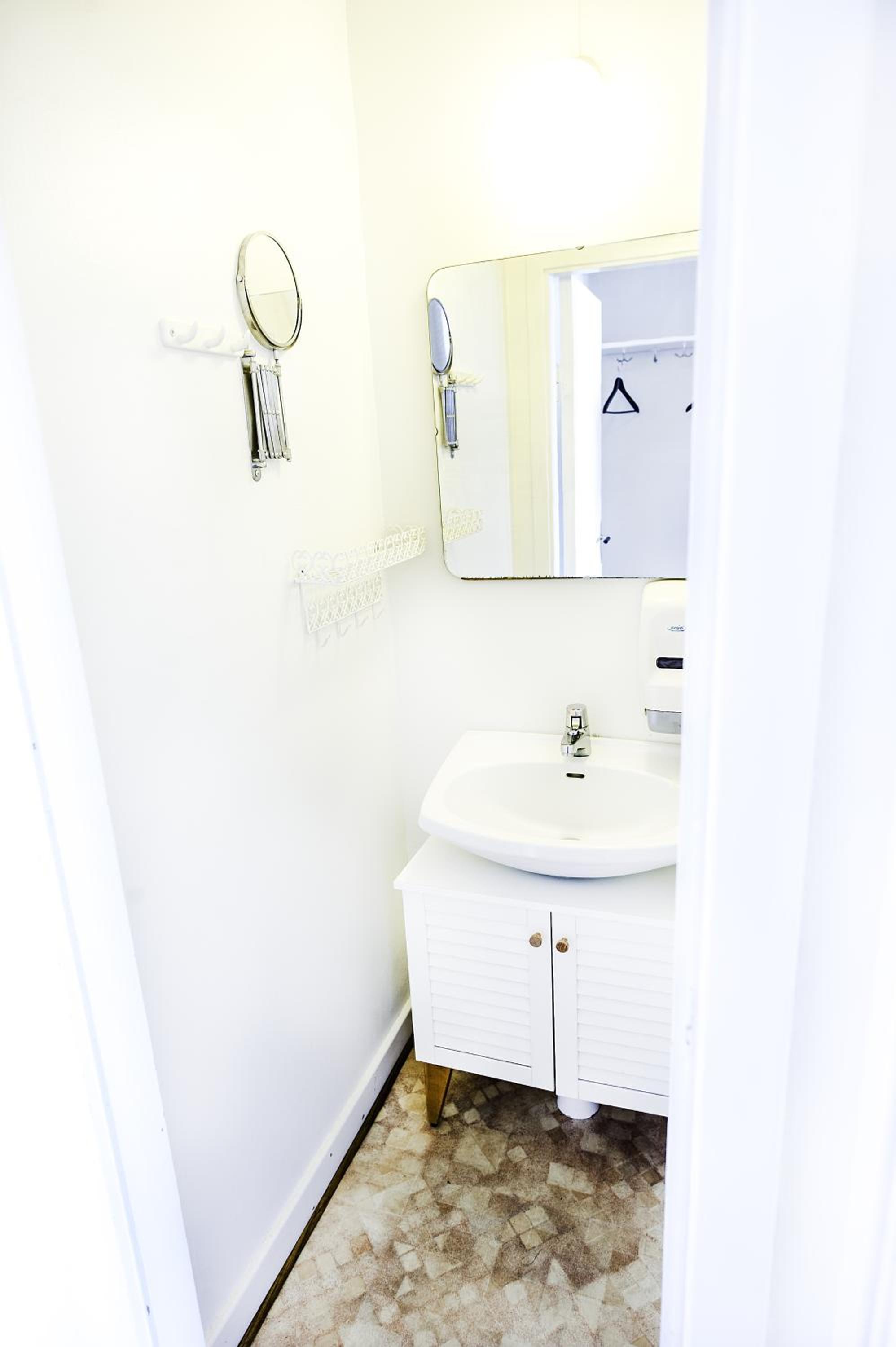 Quadruple Room with Shared Bathroom photo 2