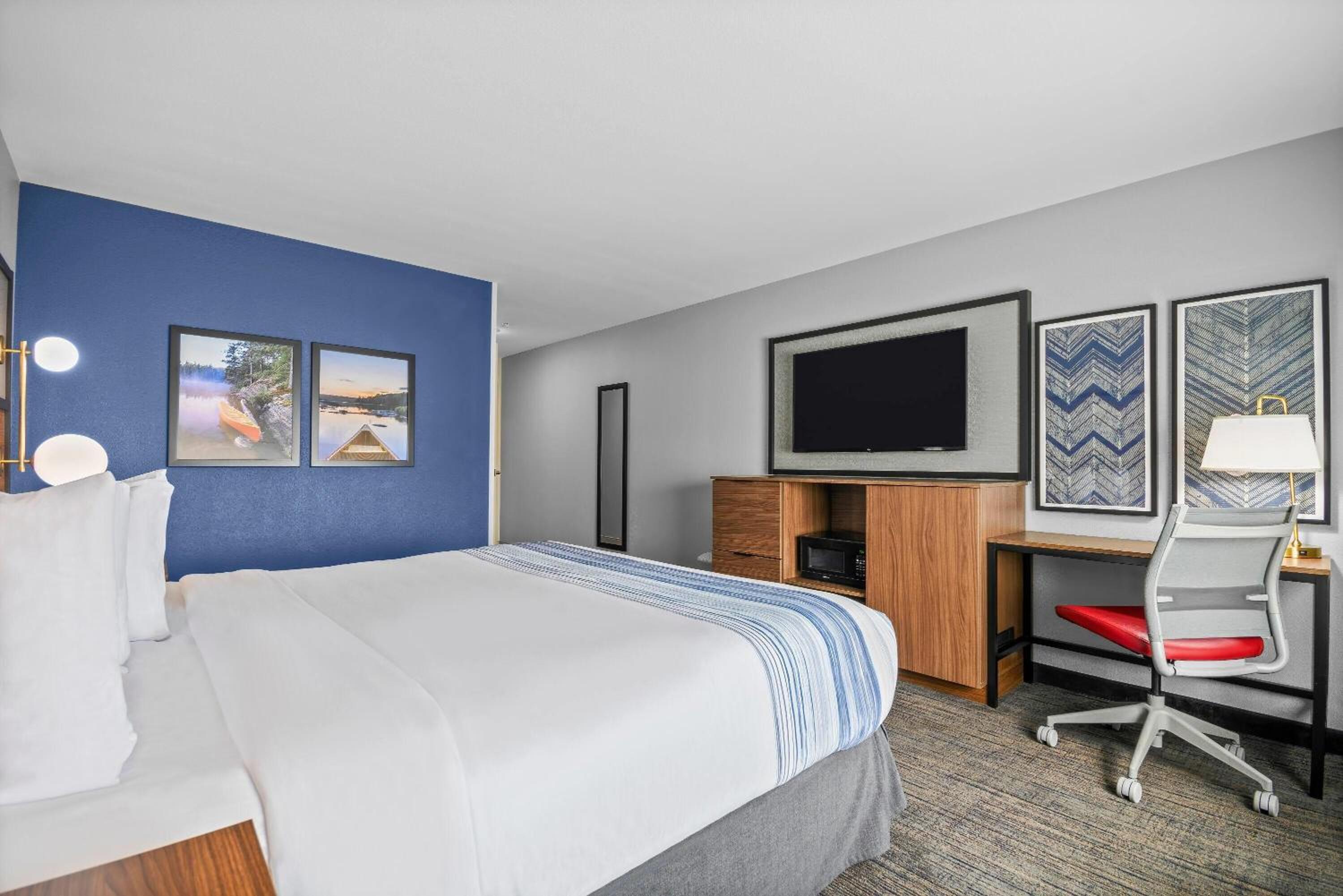 King Room with Roll-in Shower - Mobility Access/Non-Smoking photo 3