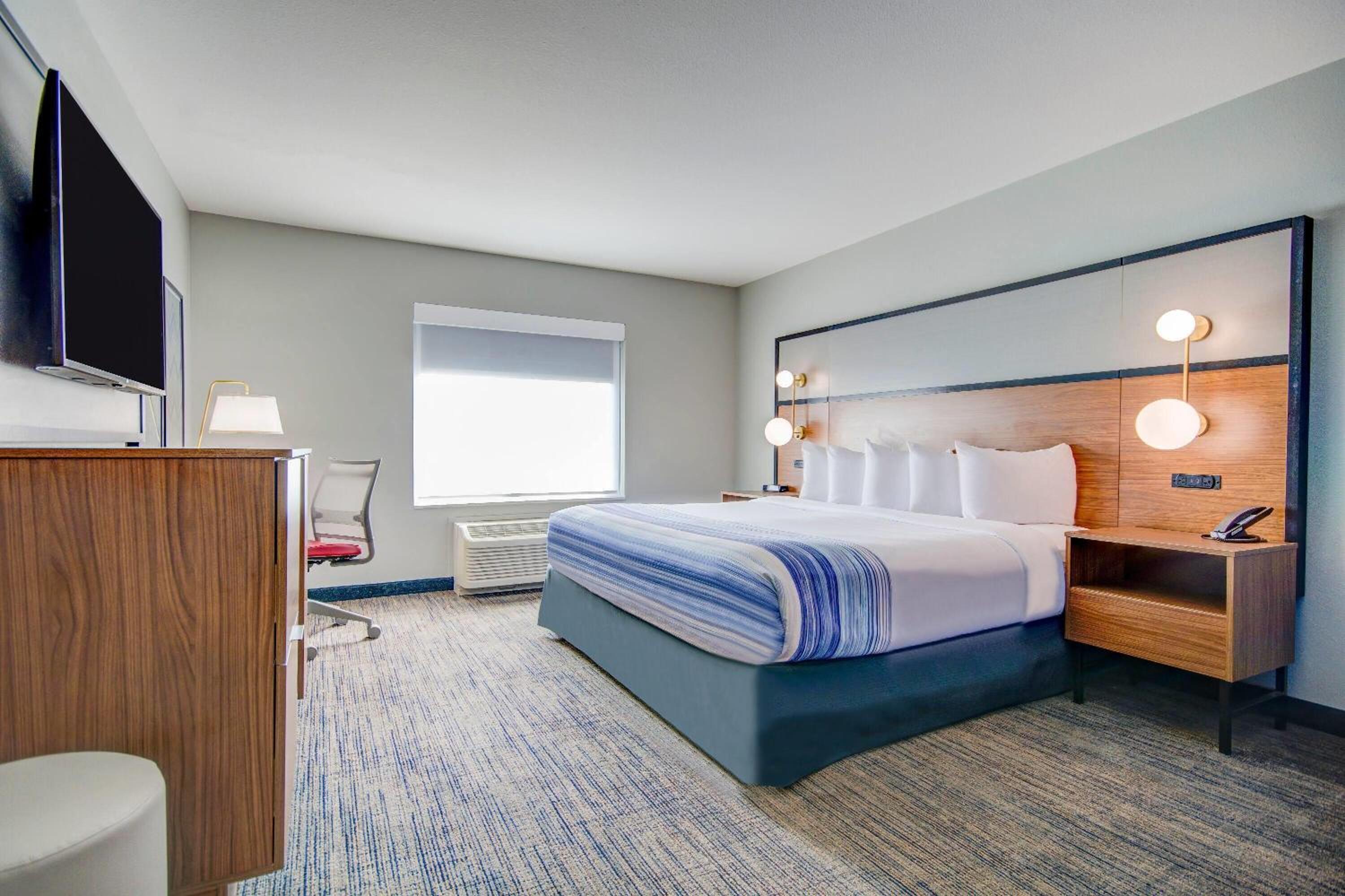 1 King Bed, Mobility Accessible Room, Bathtub w/ Grab Bars, Non-Smoking photo 3