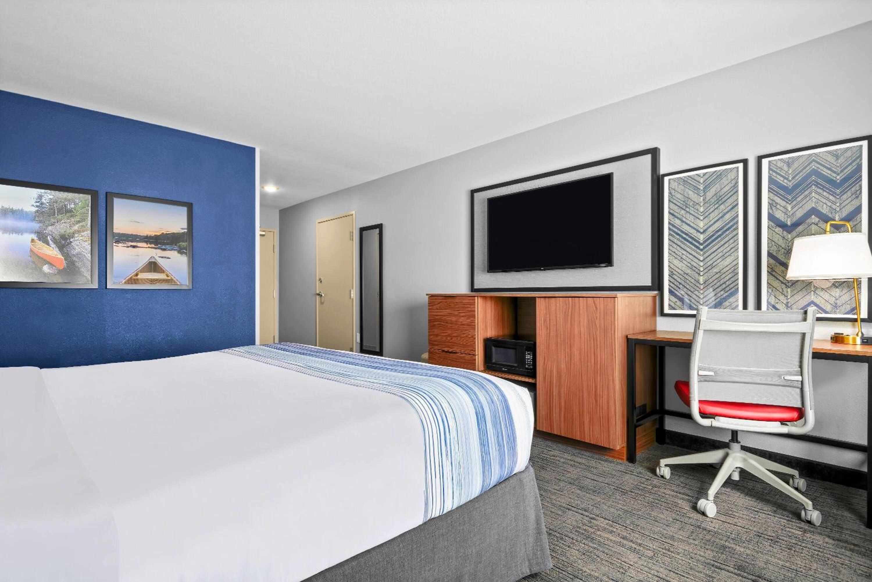 1 King Bed, Mobility Accessible Room, Bathtub w/ Grab Bars, Non-Smoking photo 2