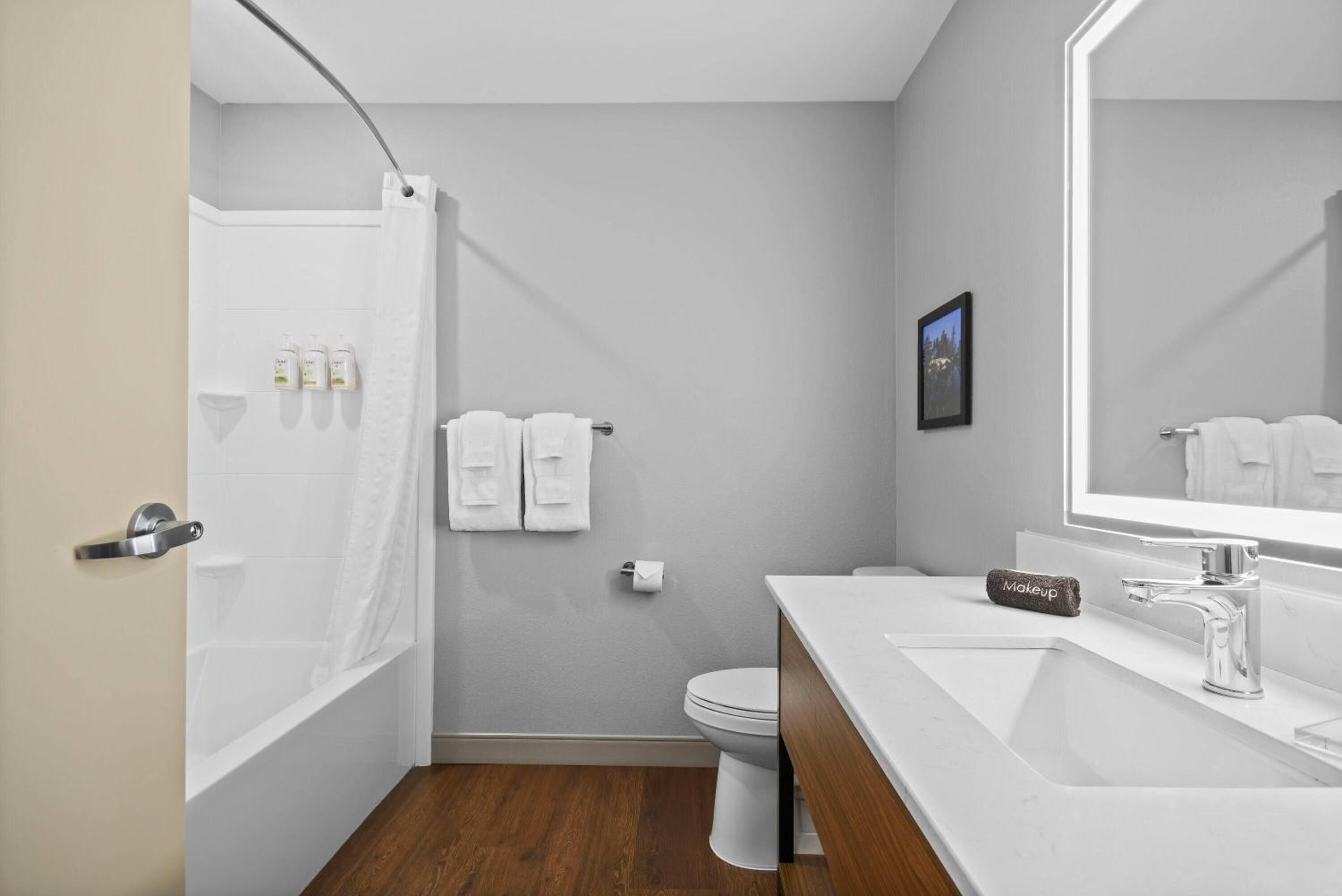 One-Bedroom King Suite - Non-Smoking photo 2