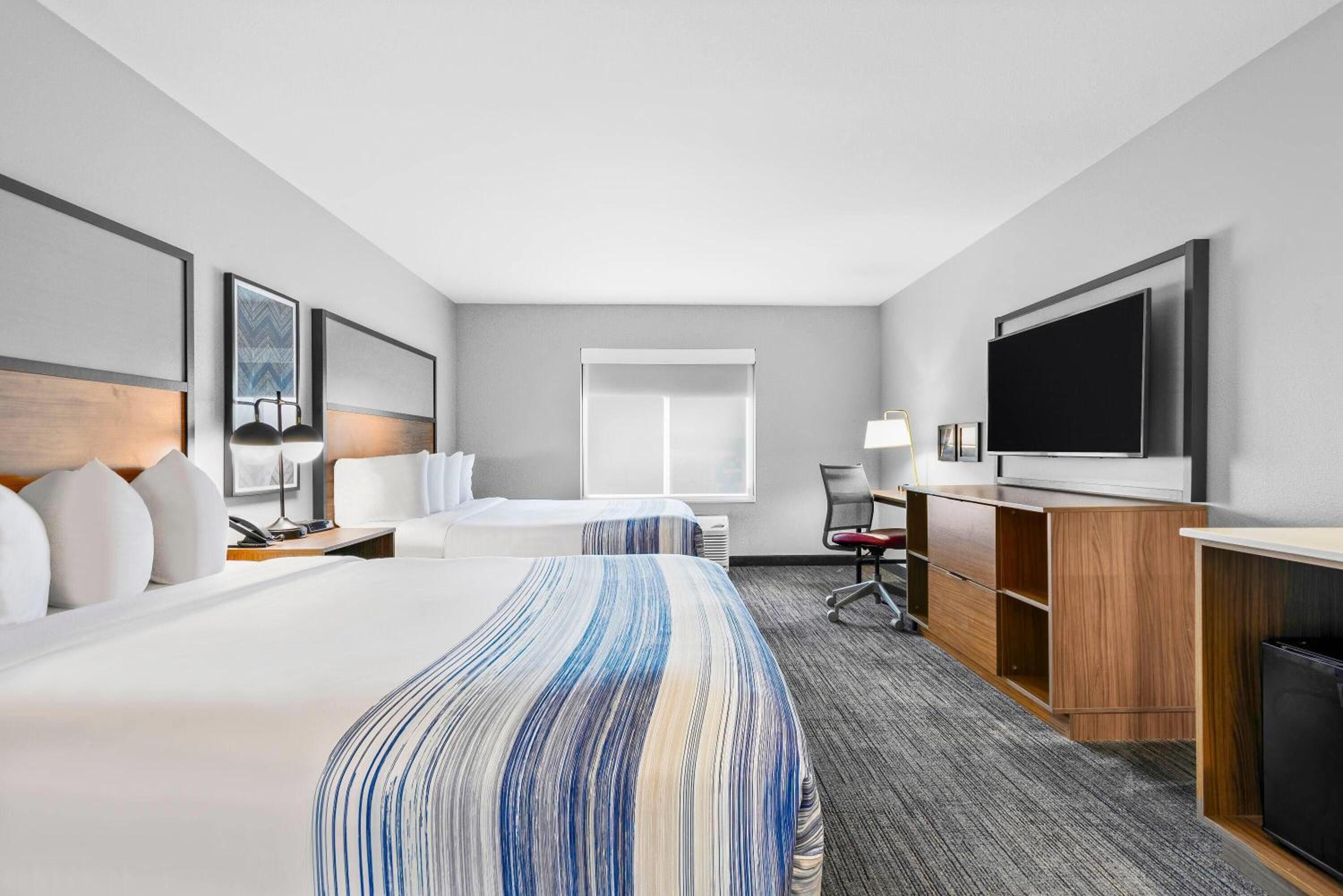 2 Queen Beds, Mobility Accessible Suite, Bathtub w/ Grab Bars, Non-Smoking photo 3
