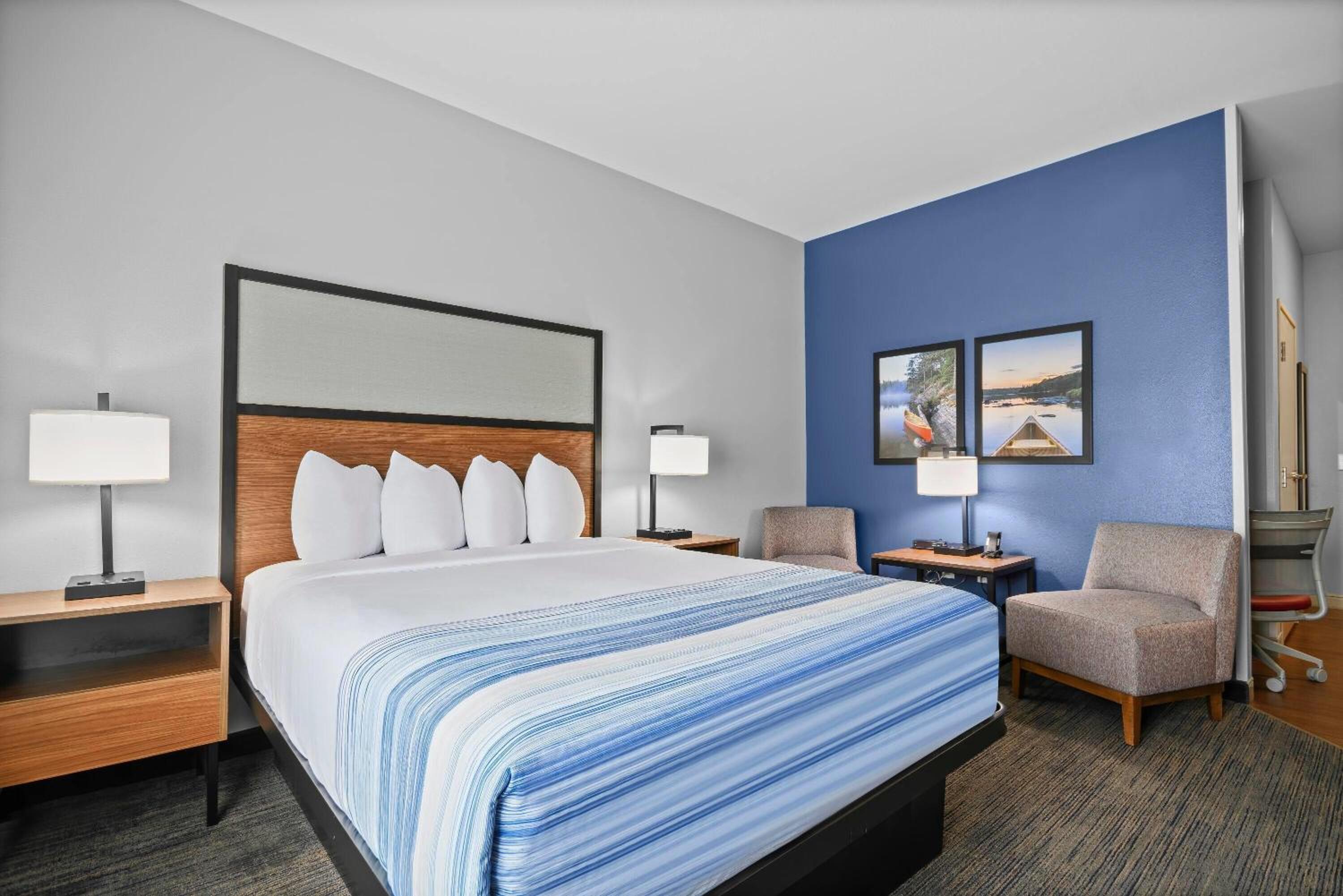 1 Queen Bed, Full Kitchen, Non-Smoking photo 1