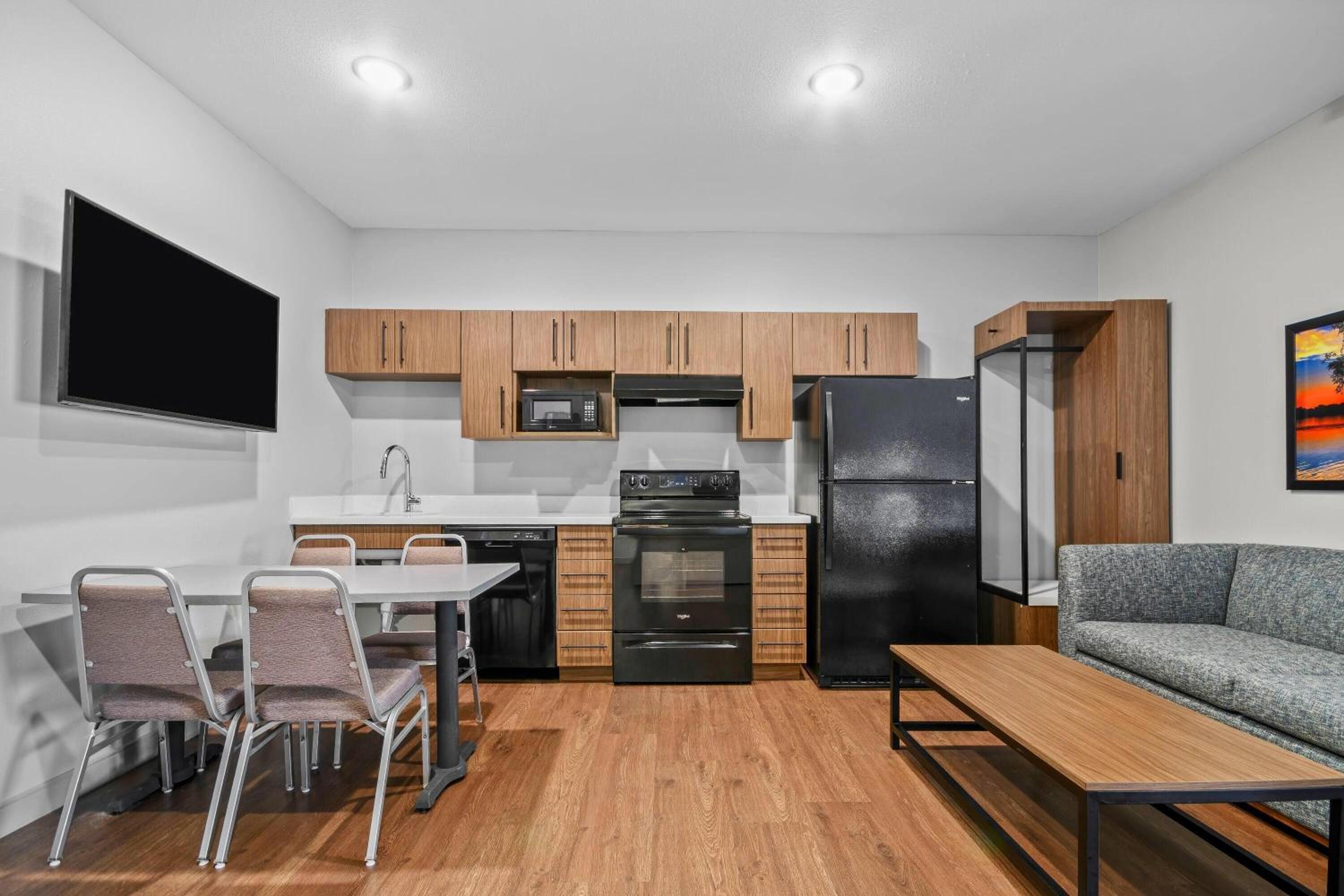1 Queen Bed, Full Kitchen, Non-Smoking photo 3
