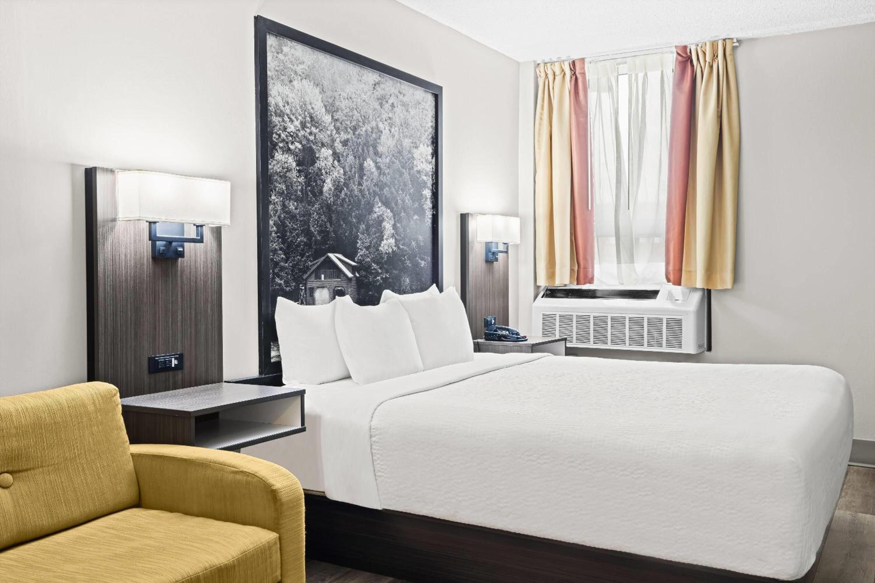Studio Suite with One King Bed - Ground Floor - Non-Smoking - Photo 2