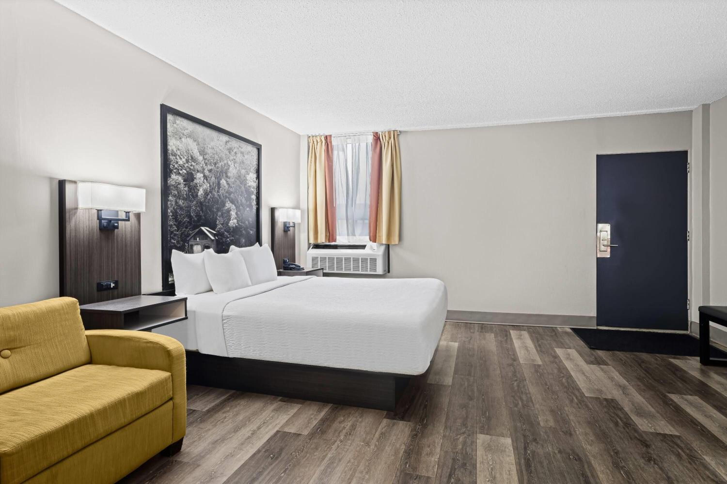 Studio Suite with One King Bed - Ground Floor - Non-Smoking - Photo 3