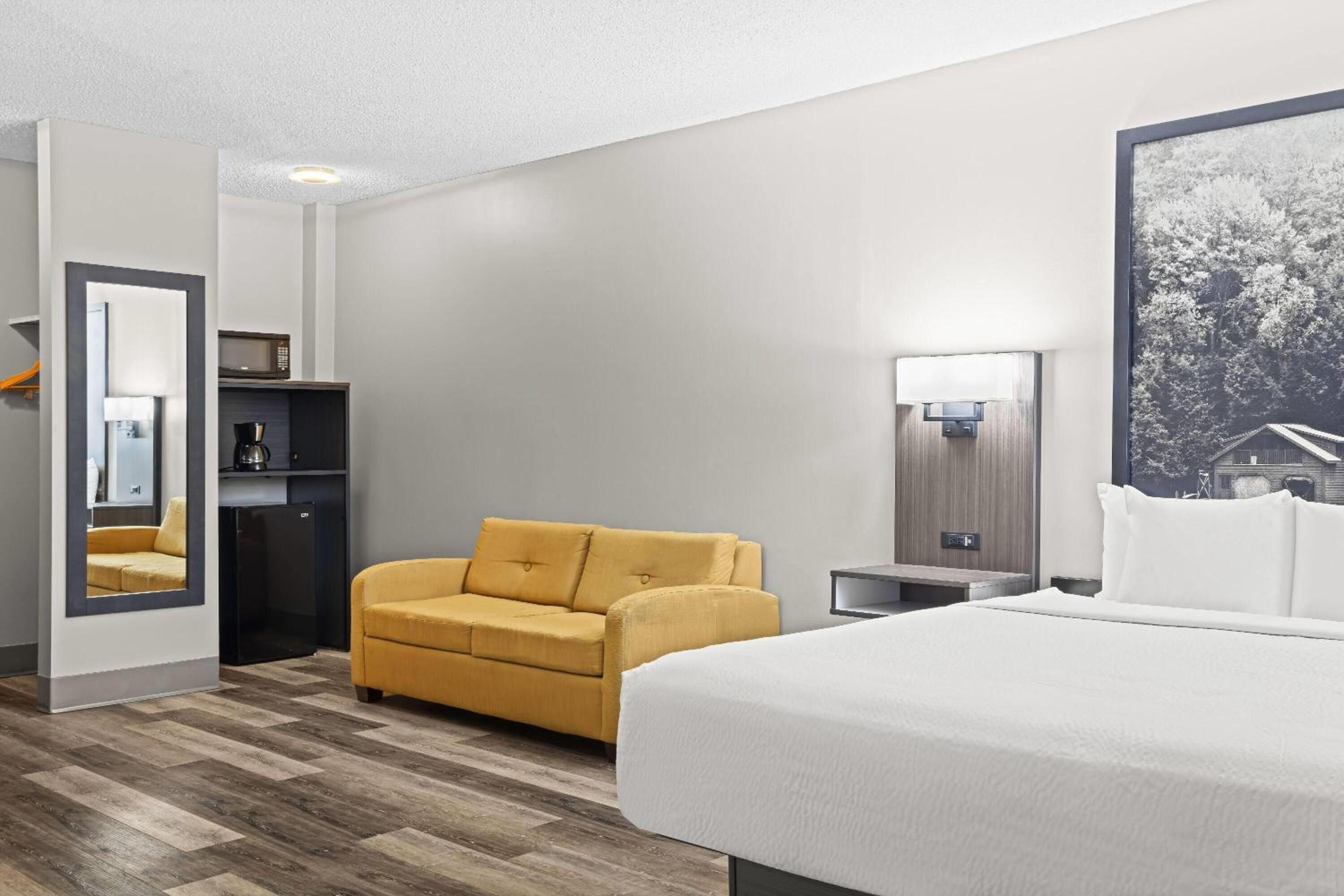 Studio Suite with One King Bed - Ground Floor - Non-Smoking - Photo 6