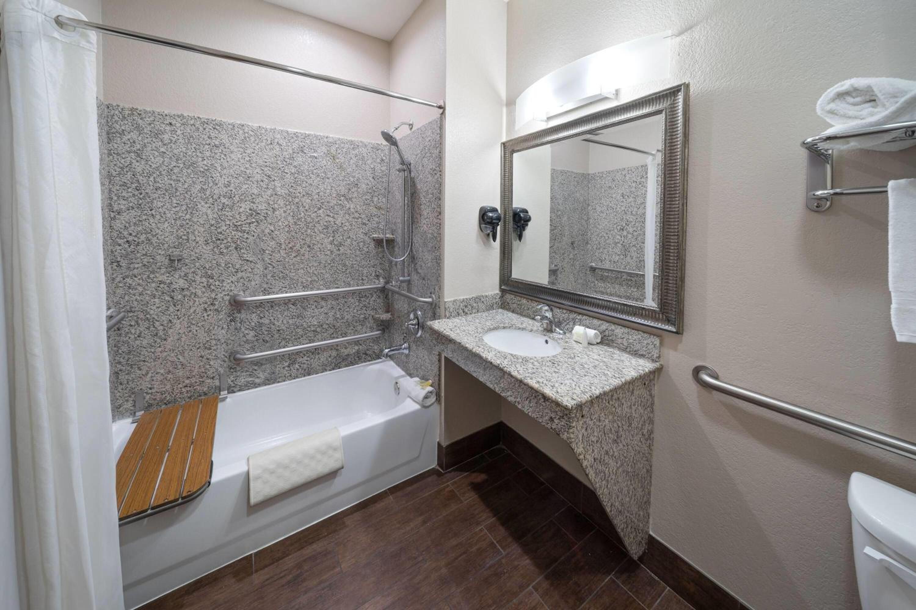 King Room with Mobile/Hearing Access and Bathtub with Grab Bars, Non-Smoking - Photo 2
