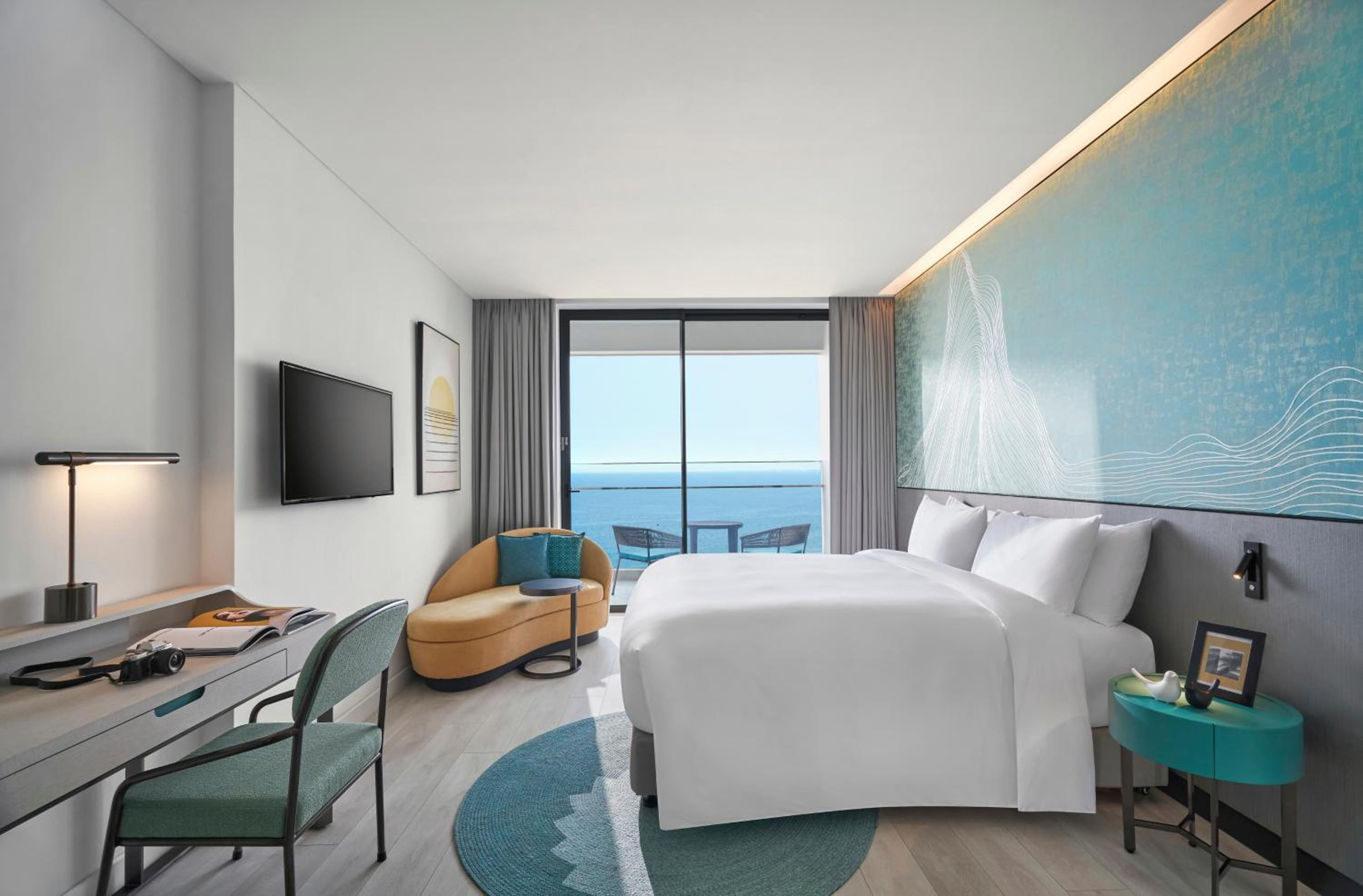 Deluxe King Room with Sea View and Balcony - High Floor - Photo 1