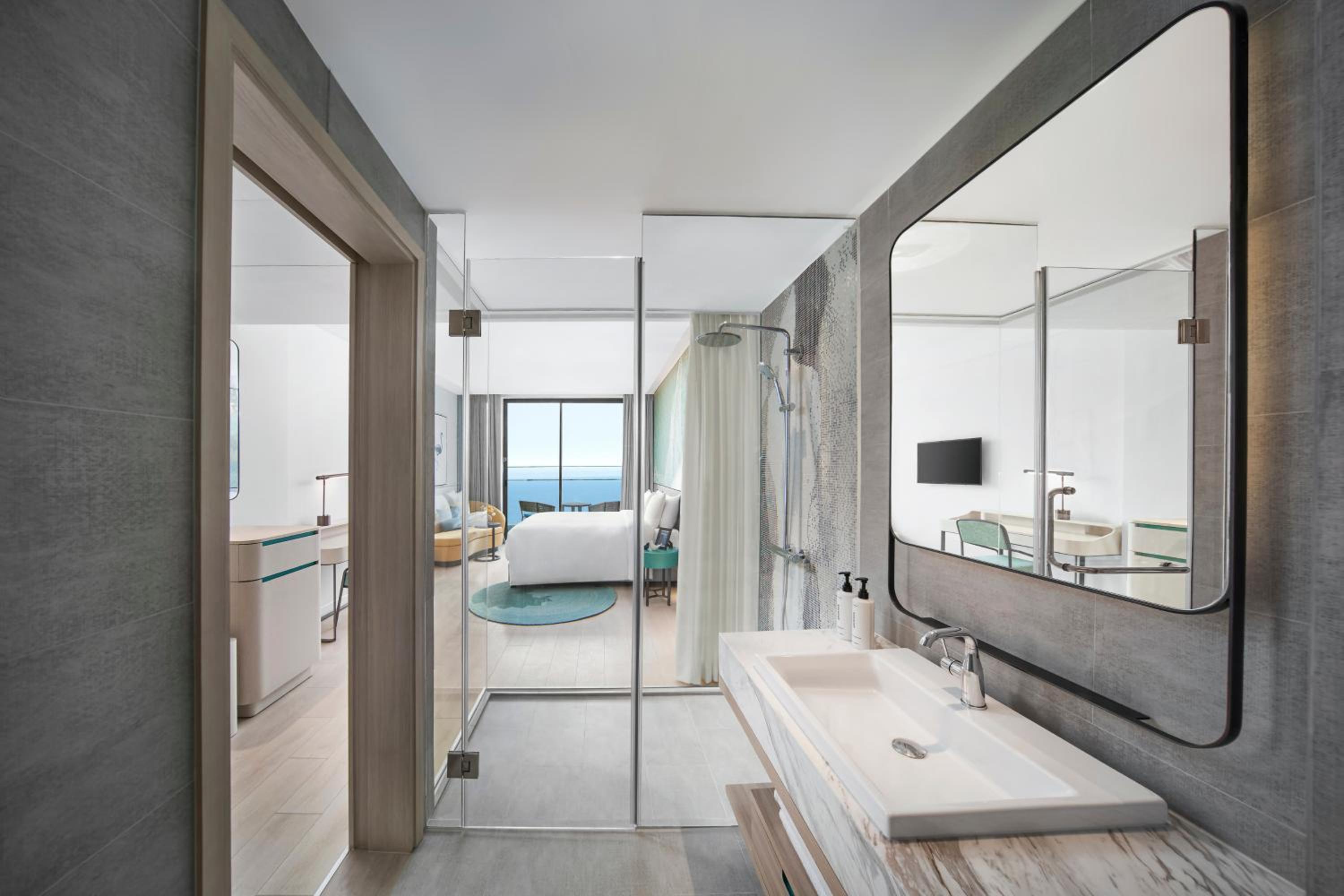 Deluxe King Room with Sea View and Balcony - High Floor - Photo 2