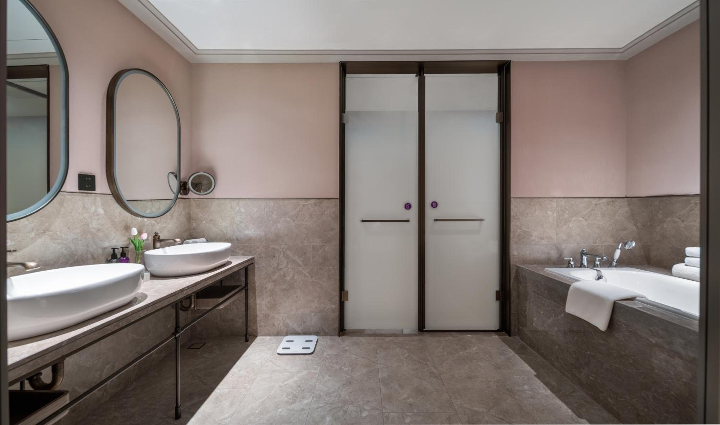 Deluxe Suite with Two Single Beds