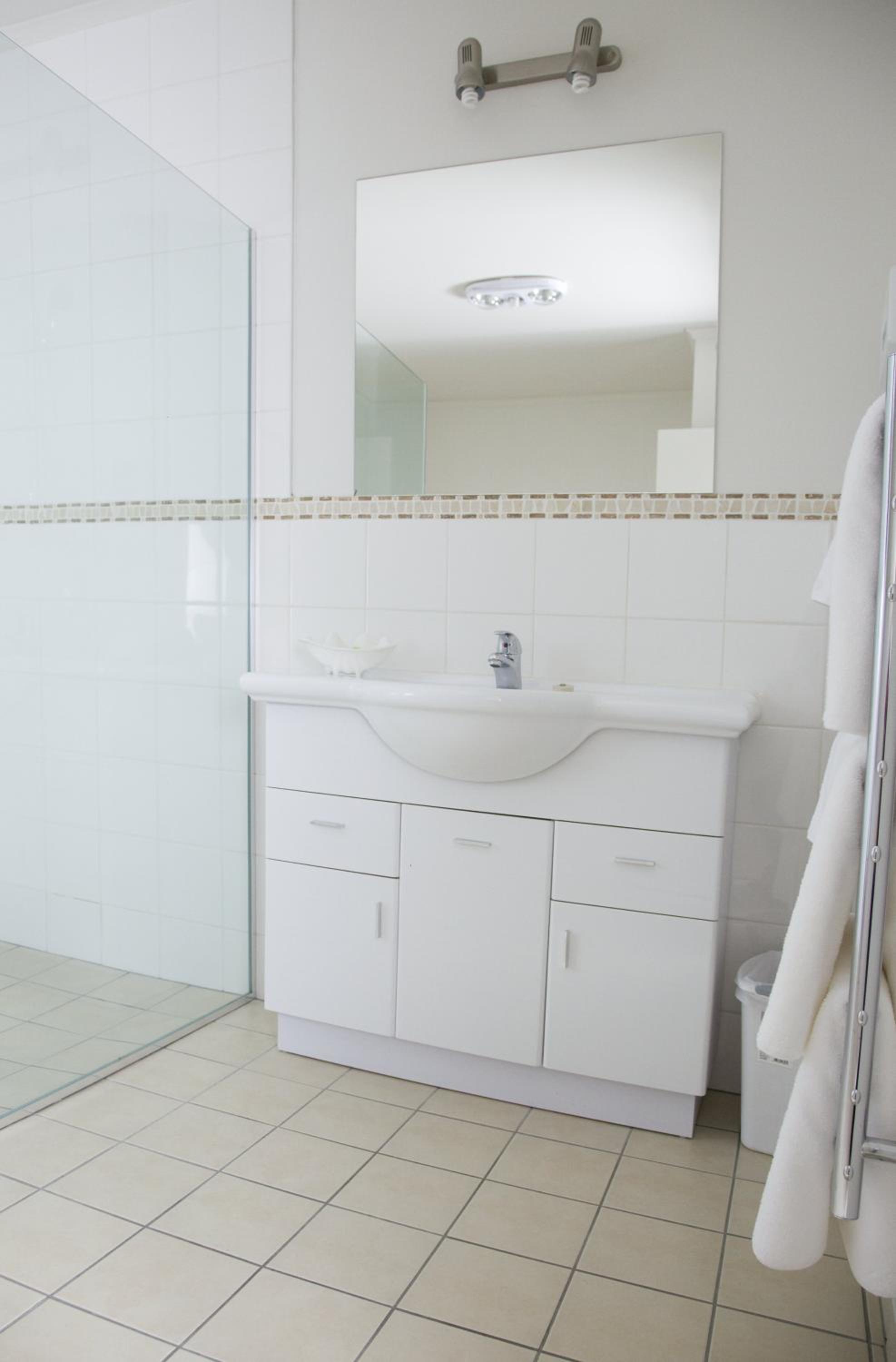 Queen Studio with Spa Bath - Photo 13