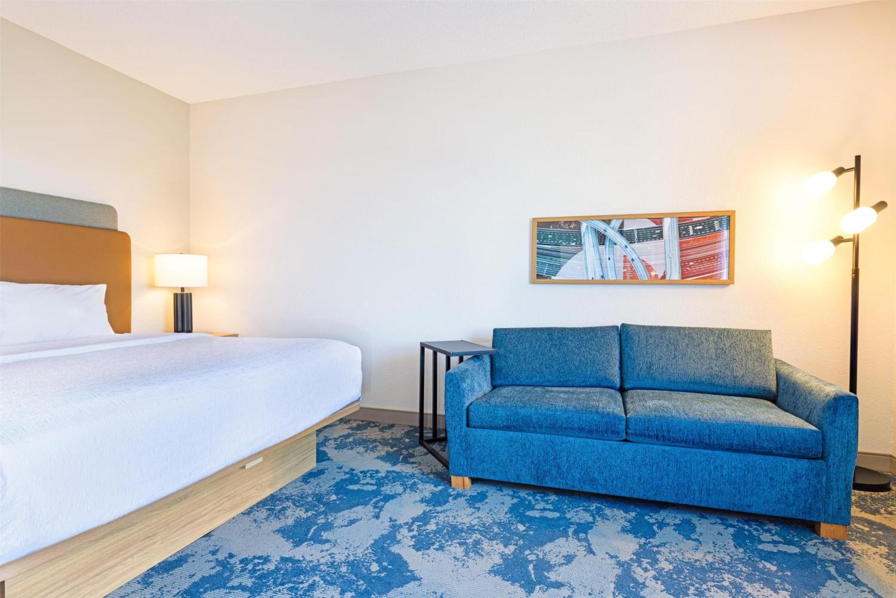 King Room with Sofa Bed - Photo 2