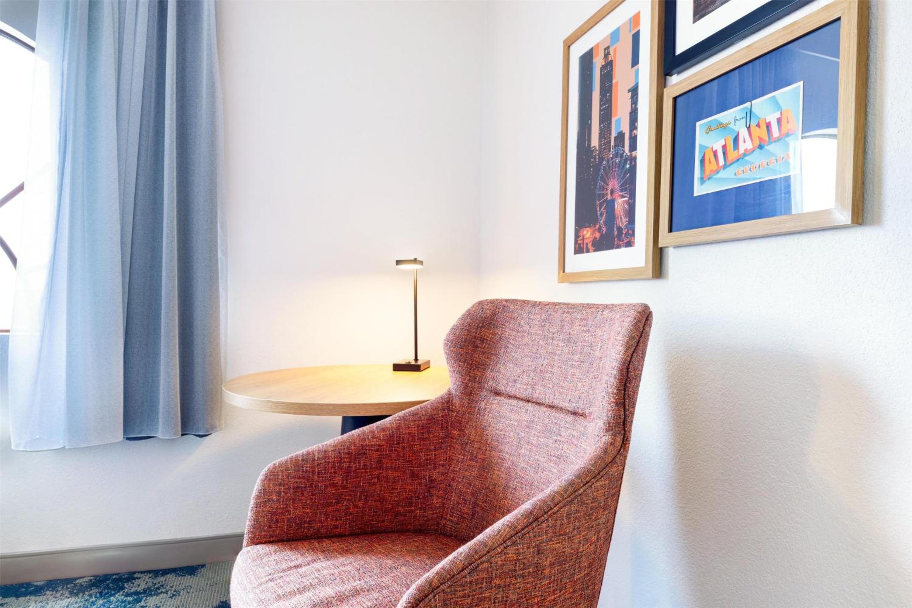 King Room with Sofa Bed - Photo 7