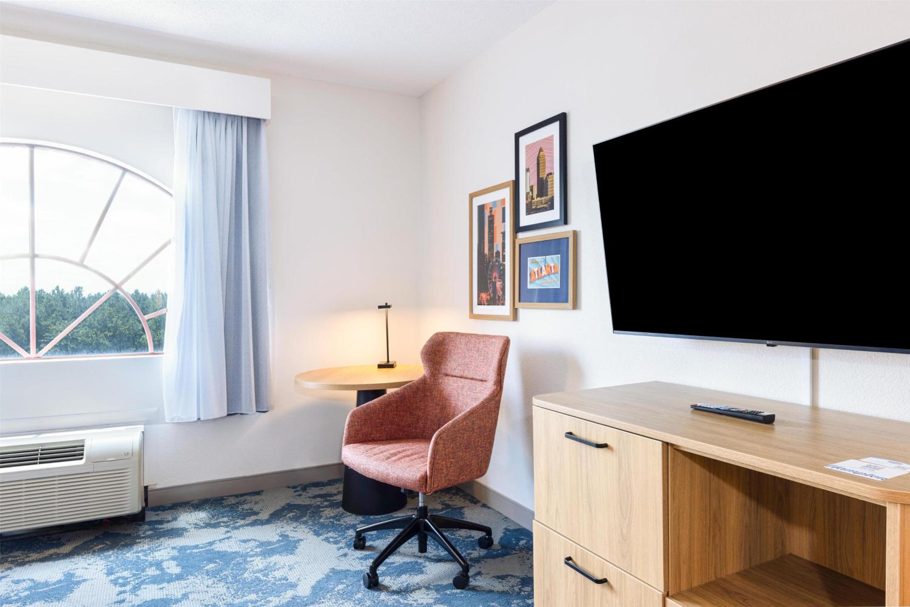 King Room with Sofa Bed - Photo 8