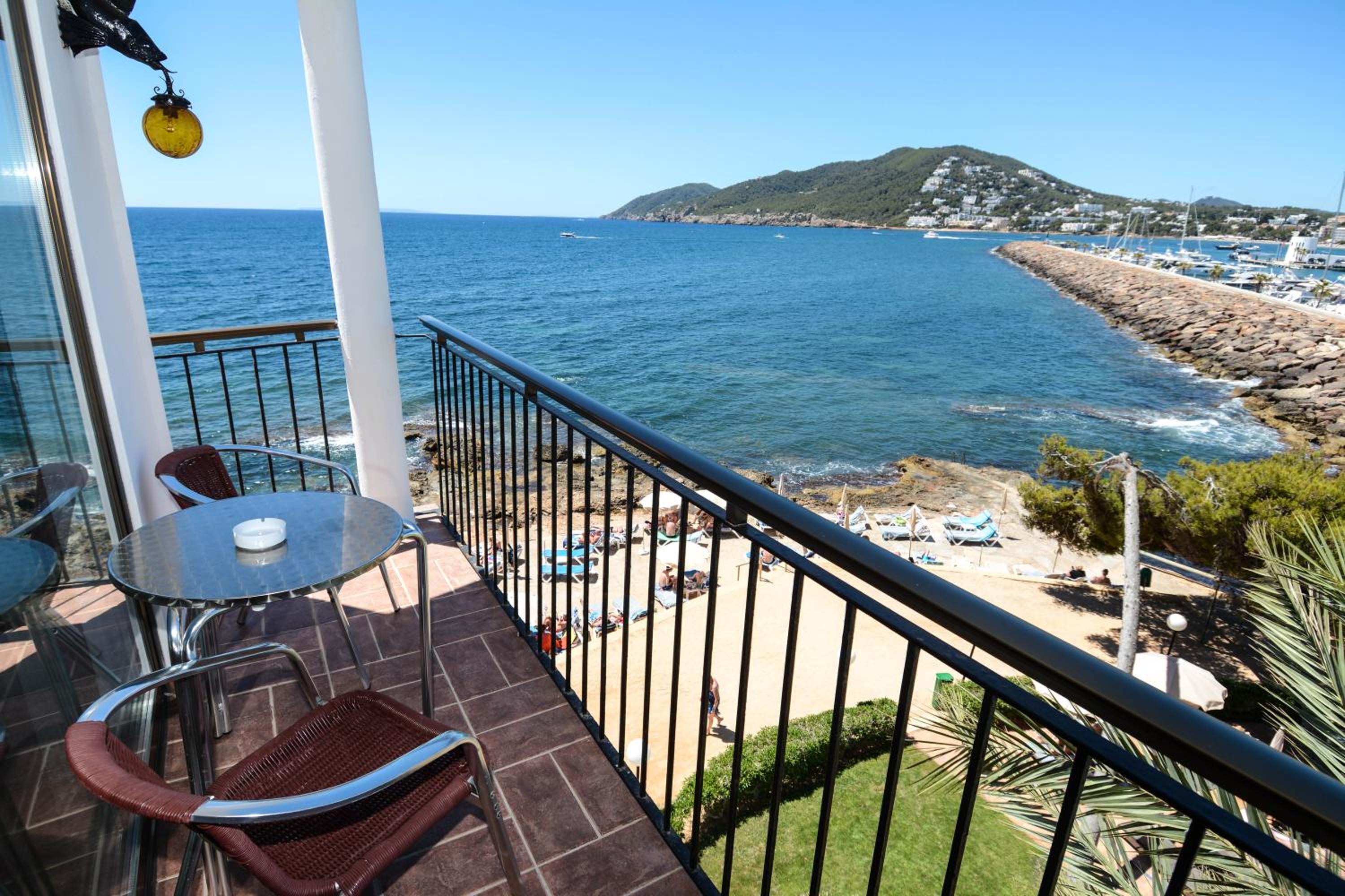Deluxe Double Room with Balcony and Sea View photo 2