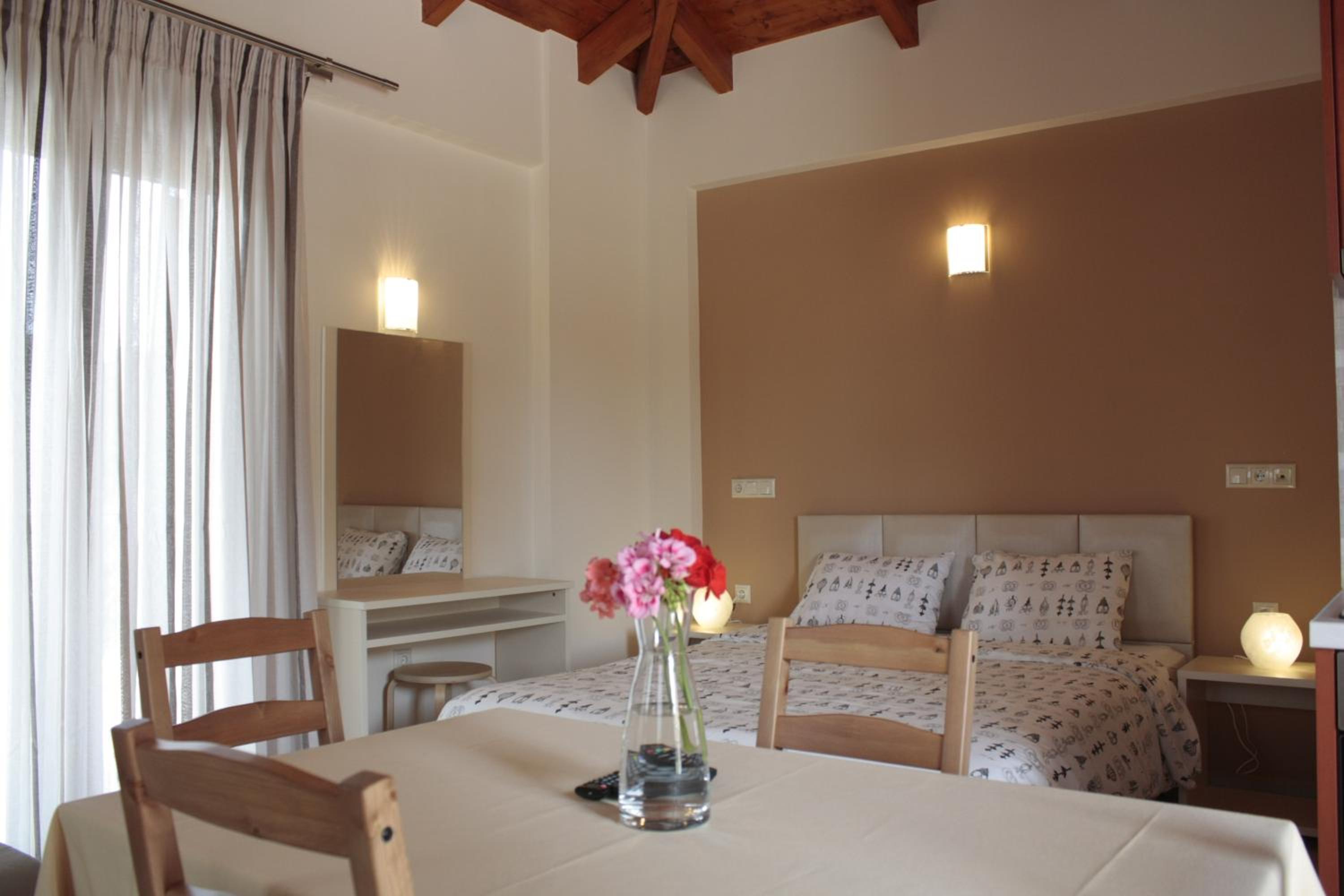 Studio Apartment - Photo 1