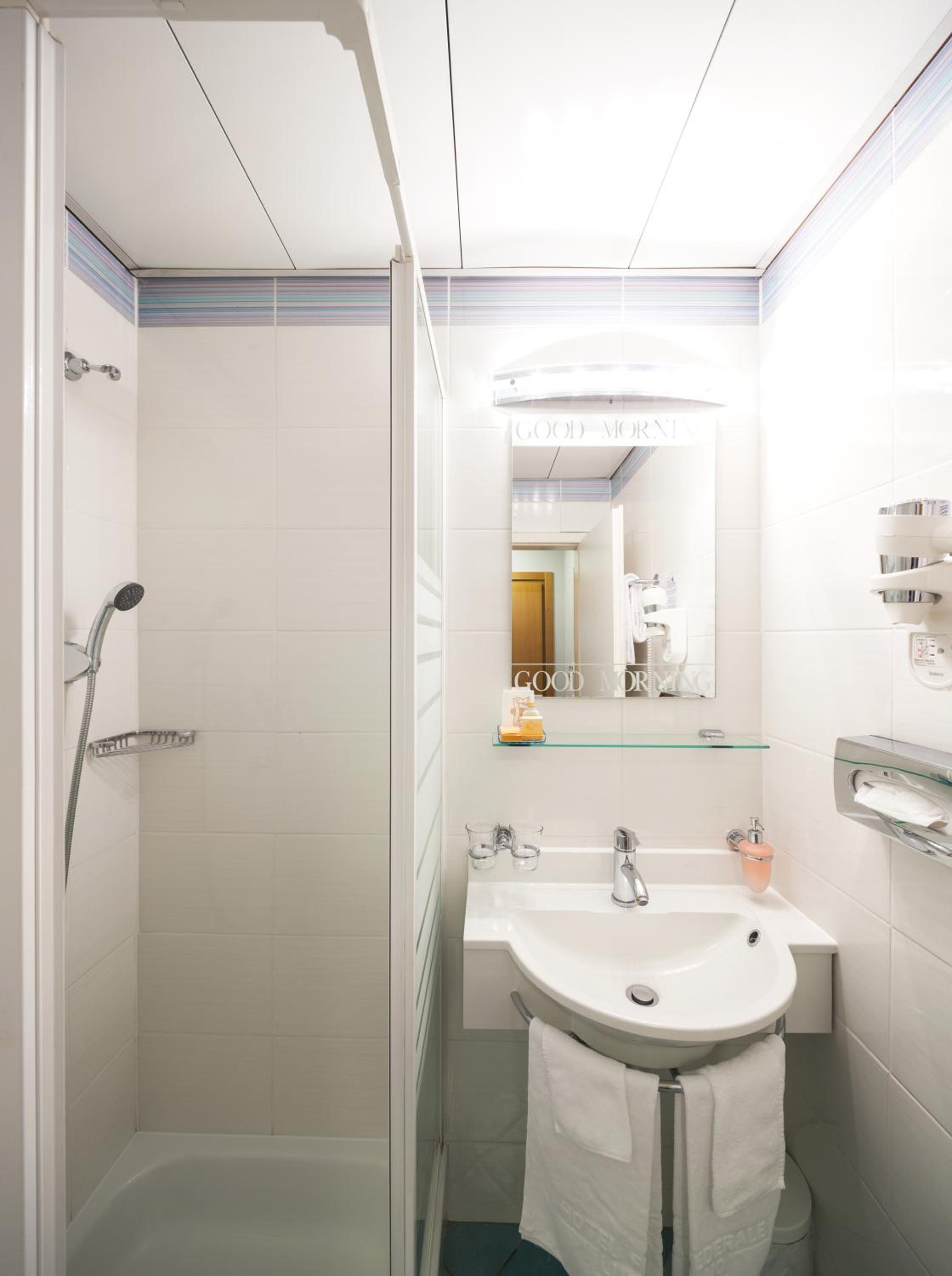Standard Twin Room - Photo 3