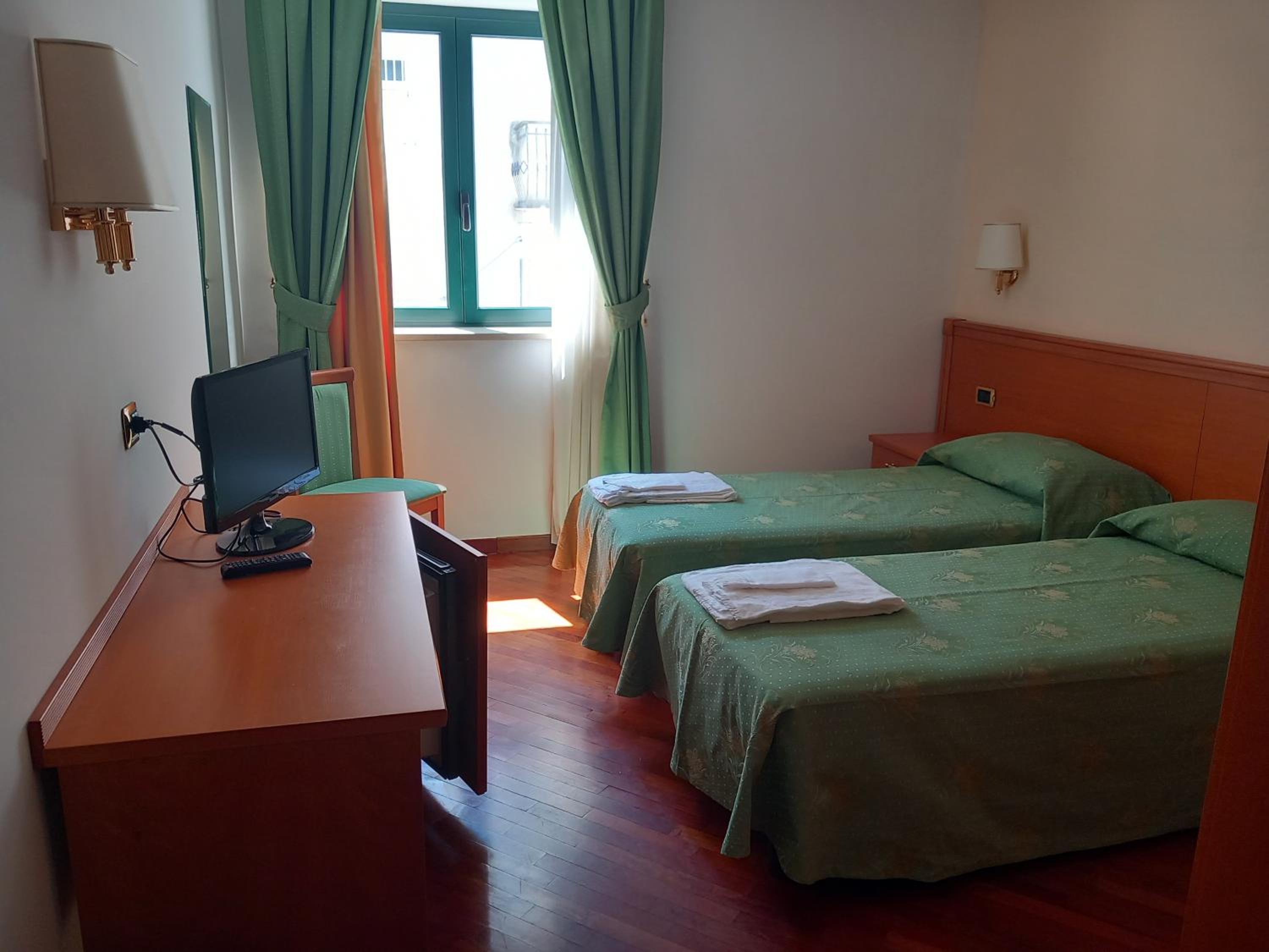 Twin Room - Disability Access photo 2