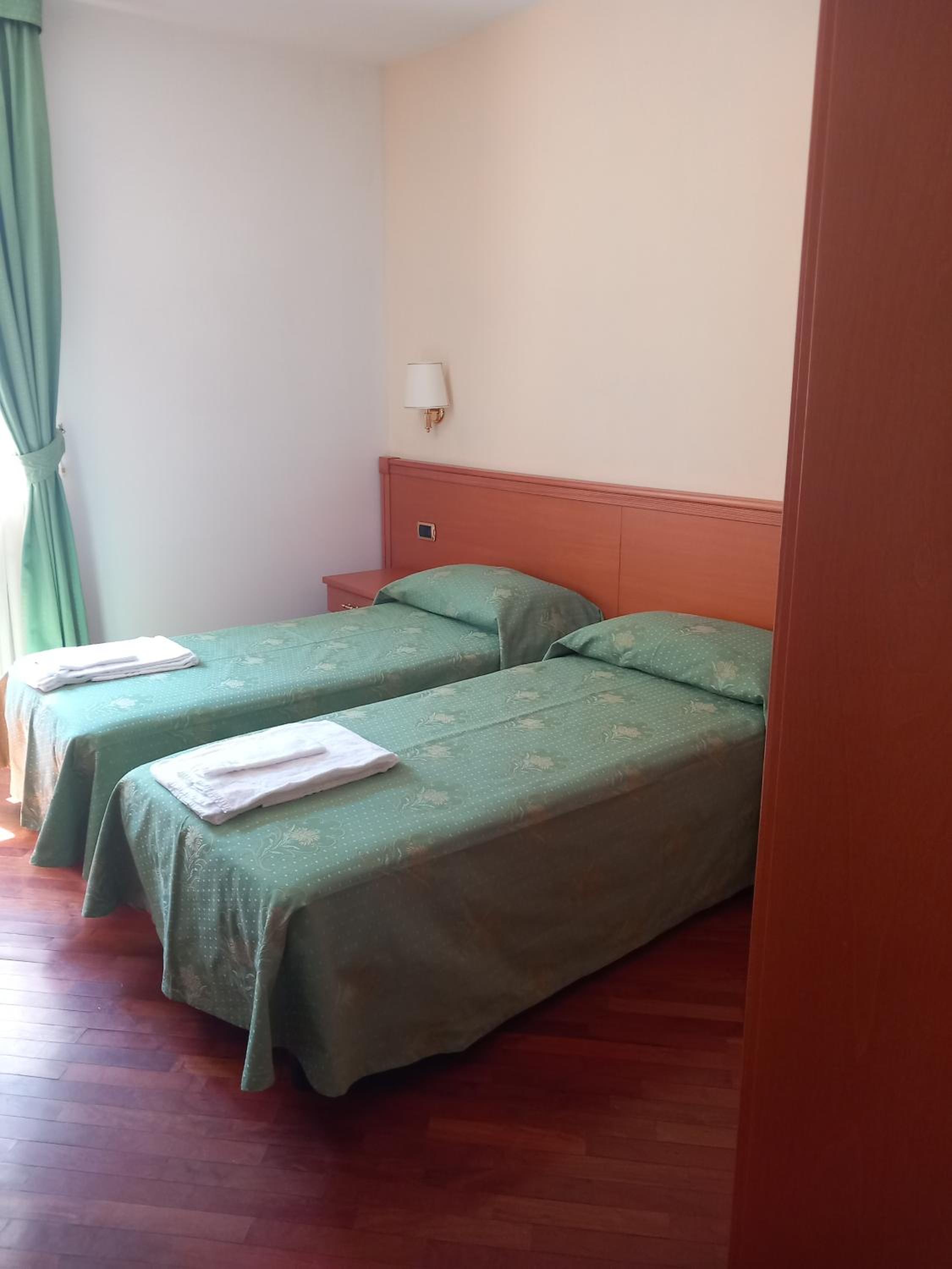 Twin Room - Disability Access photo 1