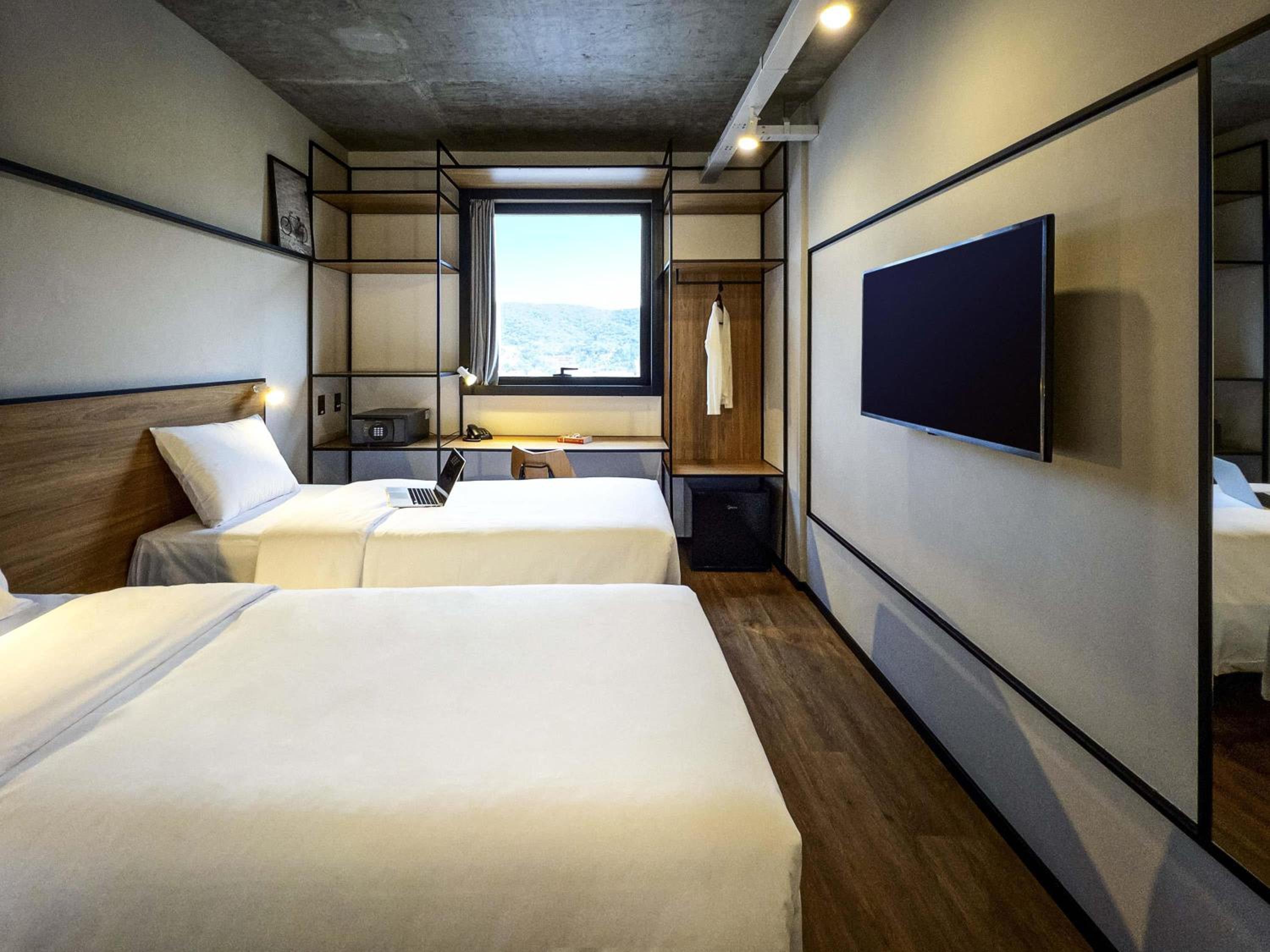 Standard Room with One Double Bed and One Single Bed photo 1