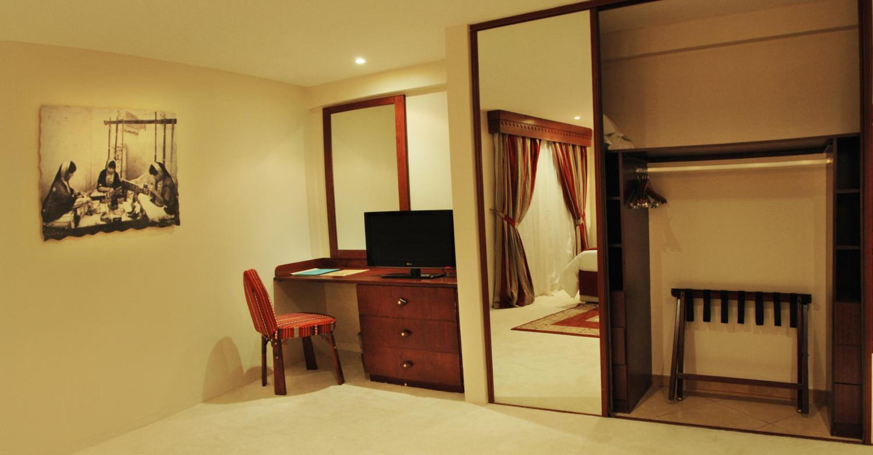 Deluxe Family Suite - Photo 9