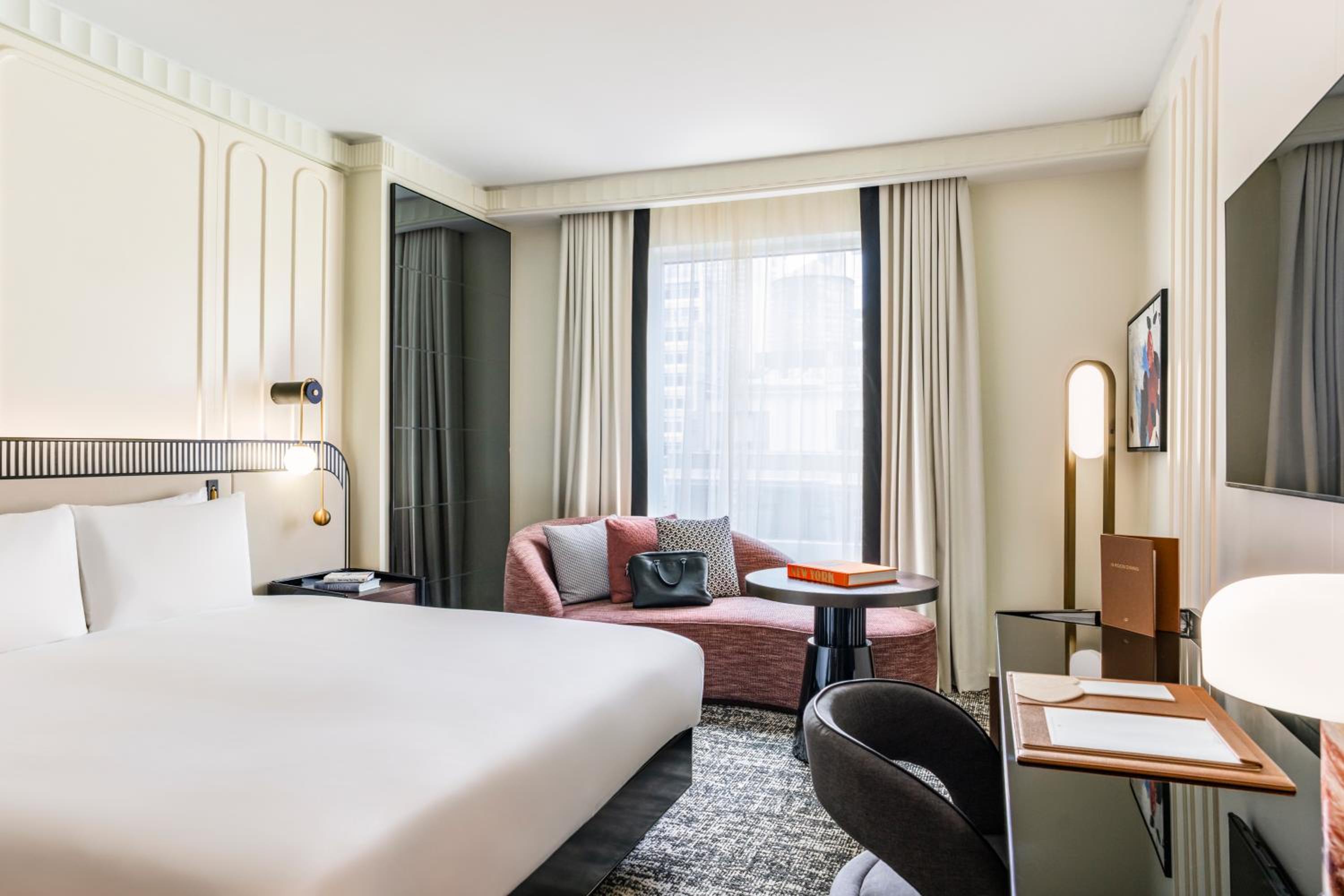 Superior King Room - Hearing Accessible thumbnail 6