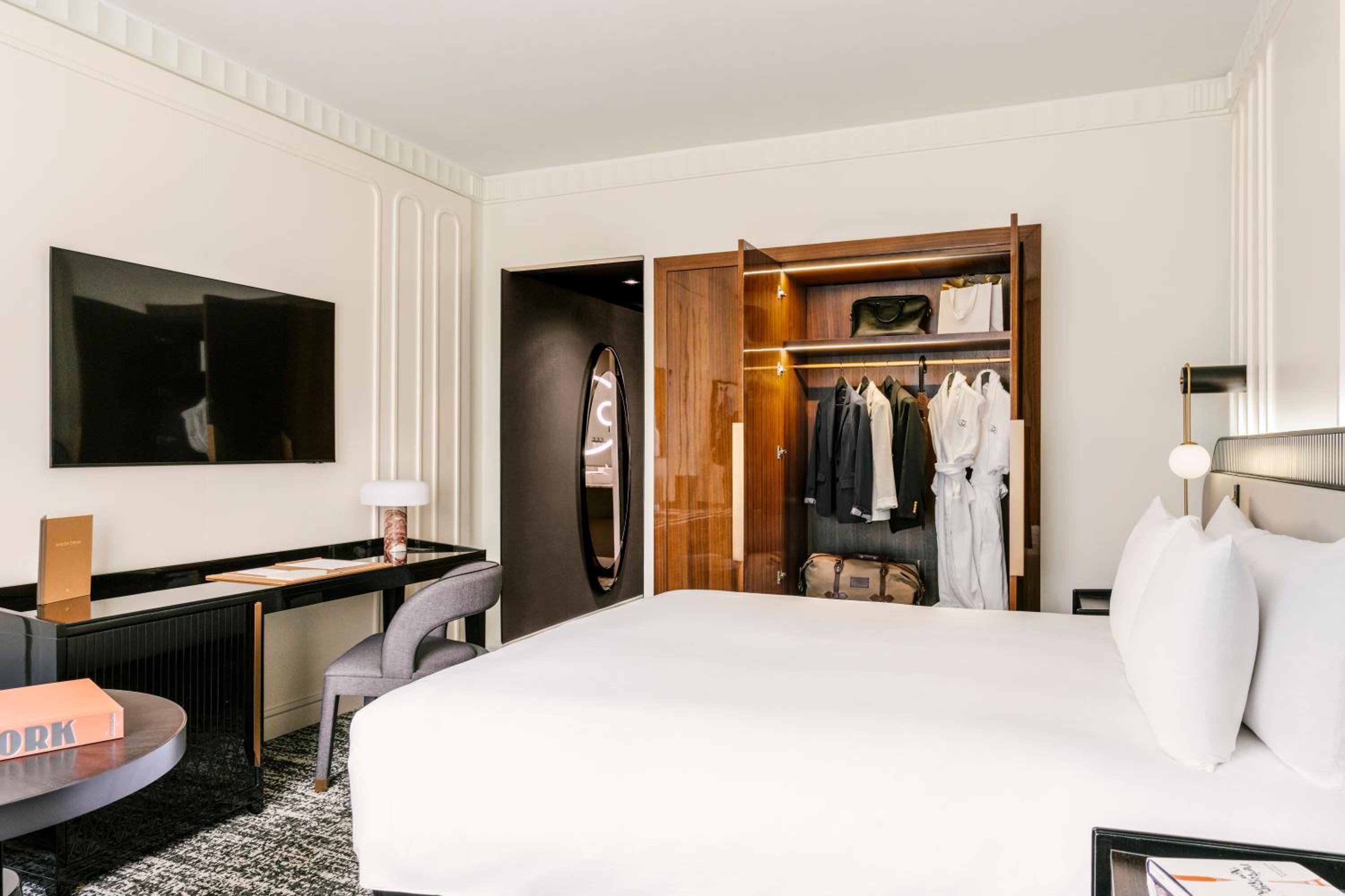 Luxury 1 King Bed 15th floor and up Hearing-Impaired Accessible room with Bath Tub thumbnail 6