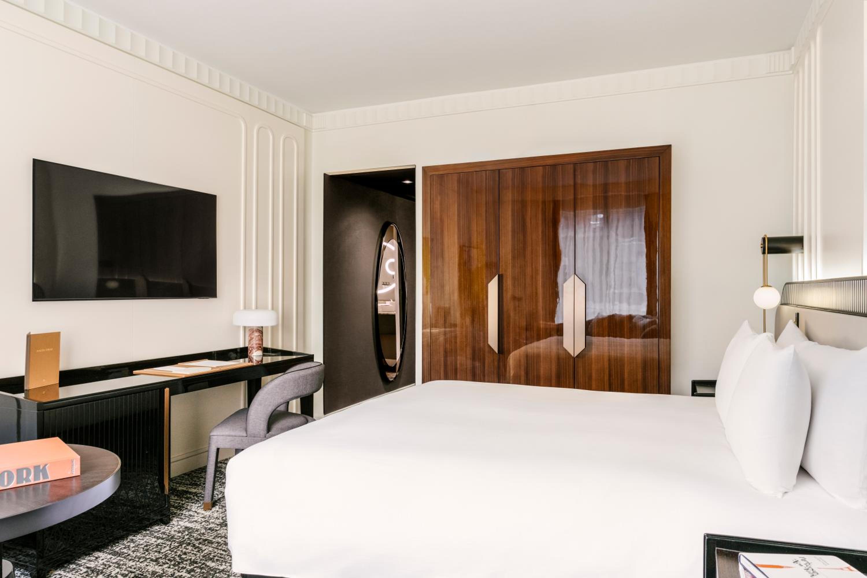 Signature Skyline View 1 King Bed 20th floor and up thumbnail 6