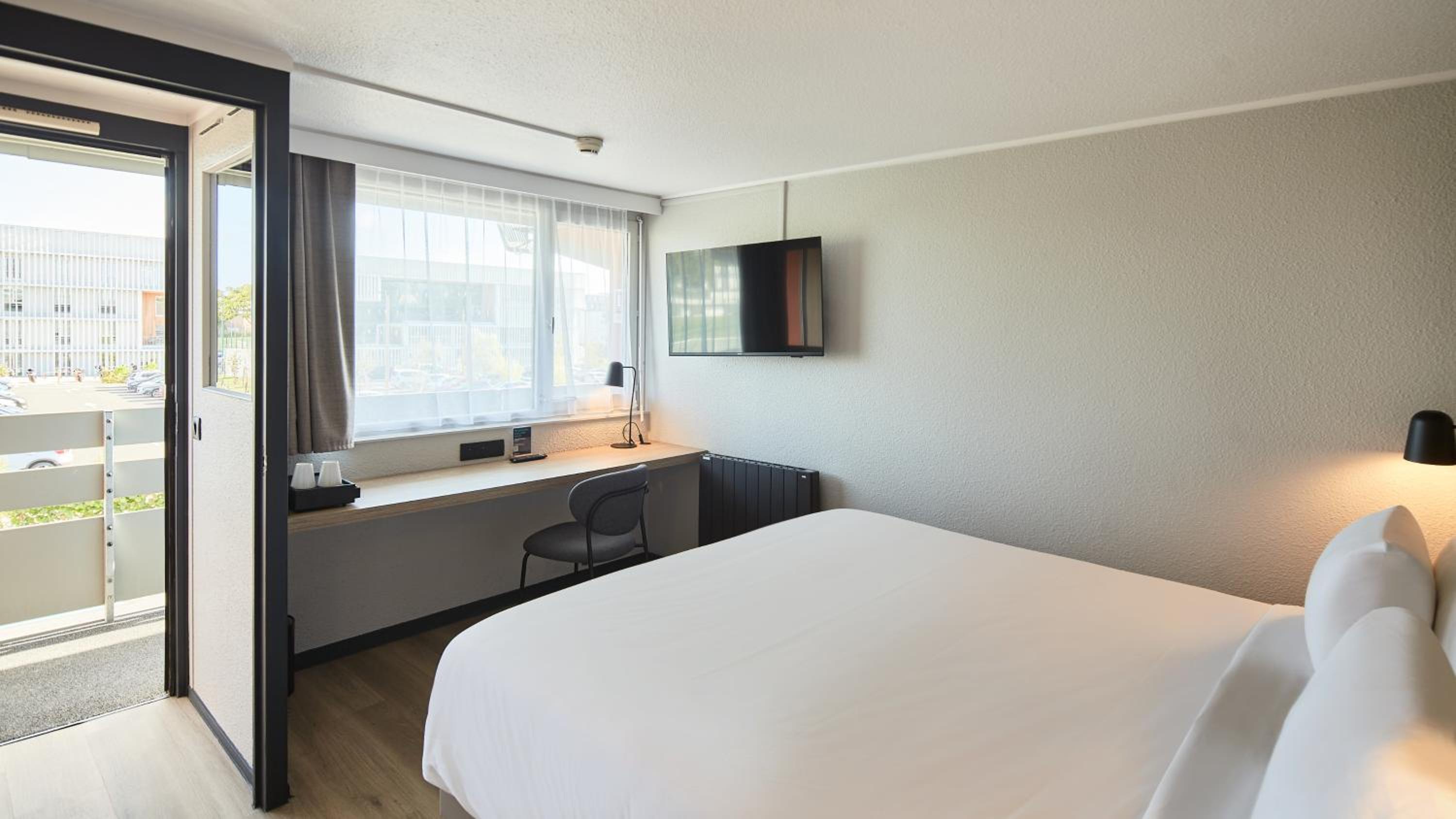 Superior Room - 1 King Bed - Photo 6