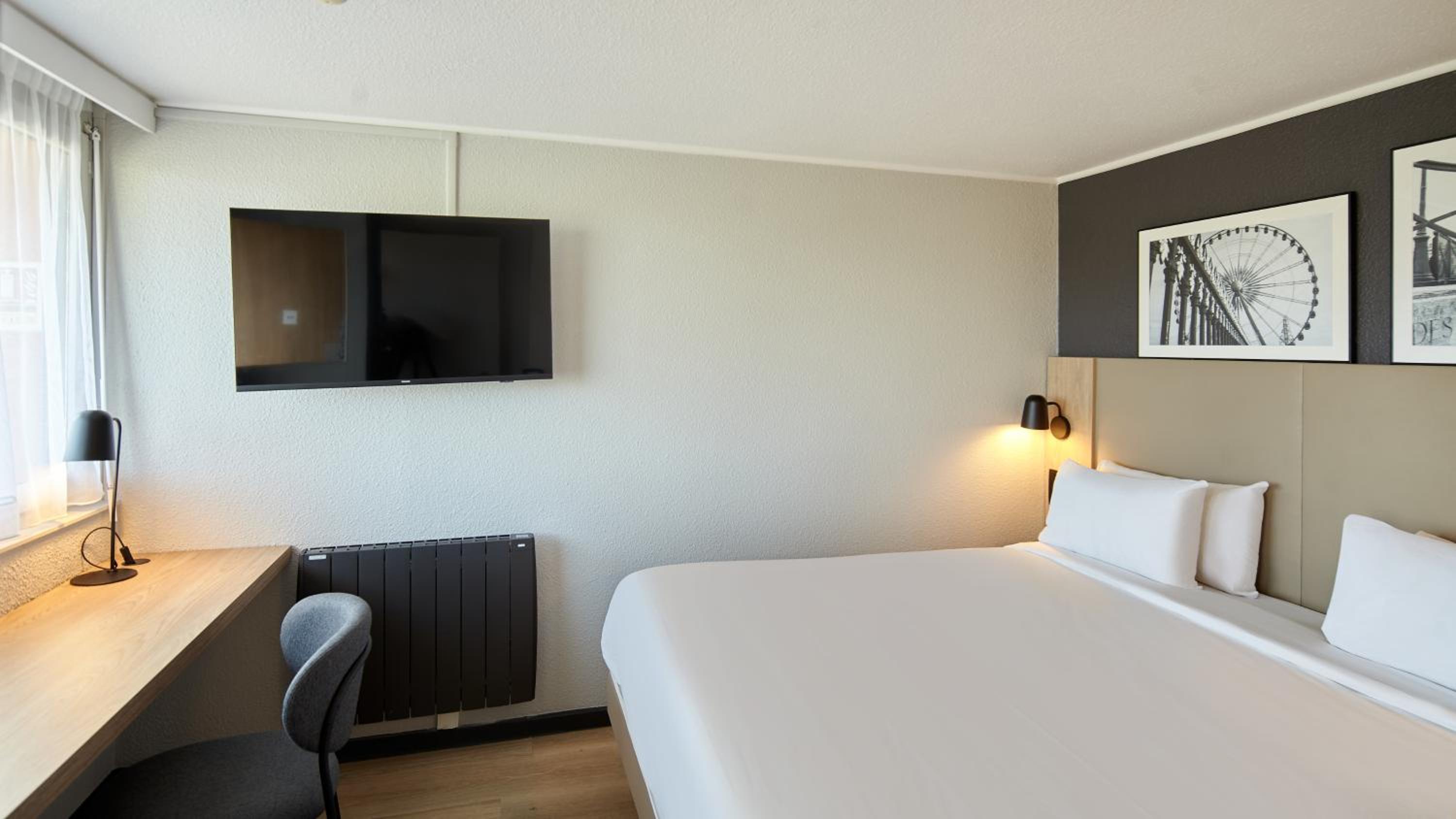 Superior Room - 1 King Bed - Photo 5