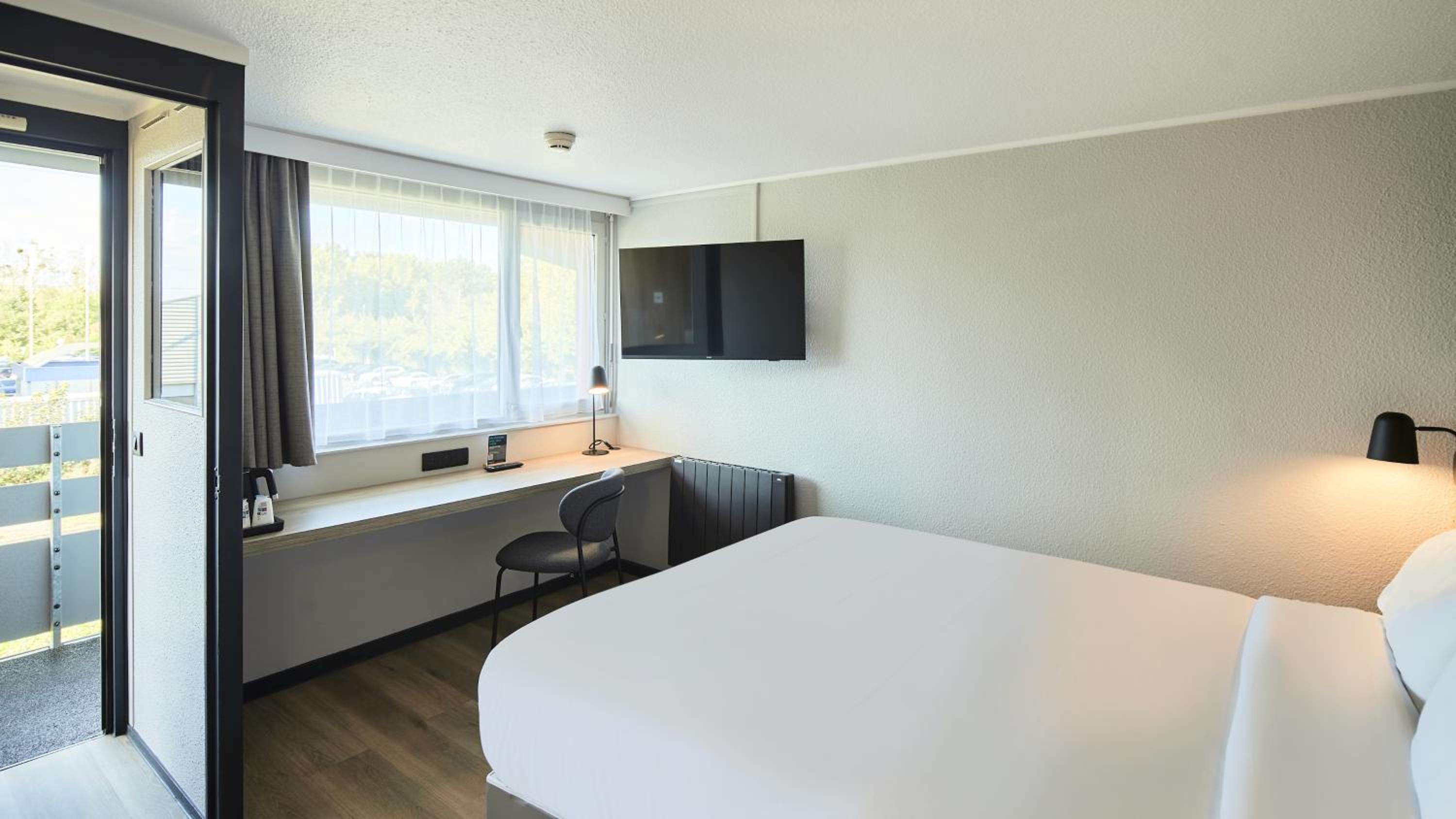Standard Room - 1 Queen Bed - Photo 9