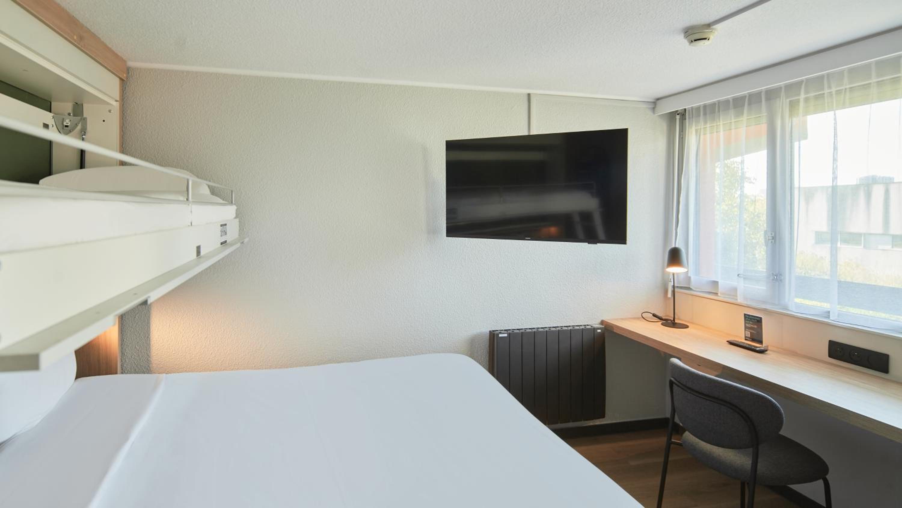 Standard Room - 1 Queen Bed 1 Bunk Bed - Photo 5