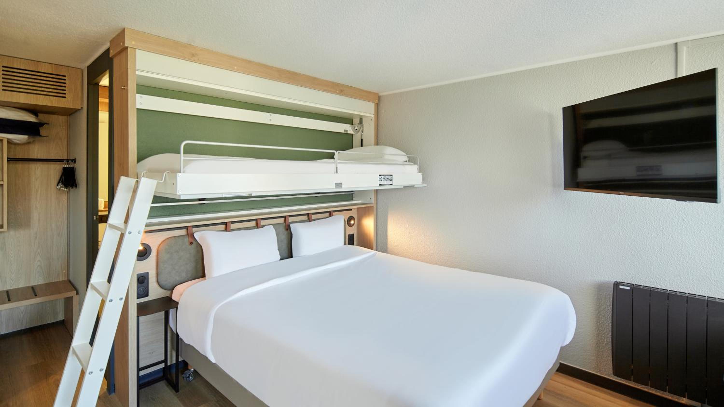 Standard Room - 1 Queen Bed 1 Bunk Bed - Photo 6