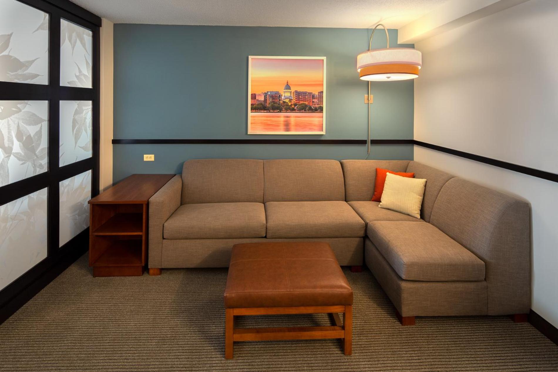 Corner King Room with Sofa Bed - Photo 2