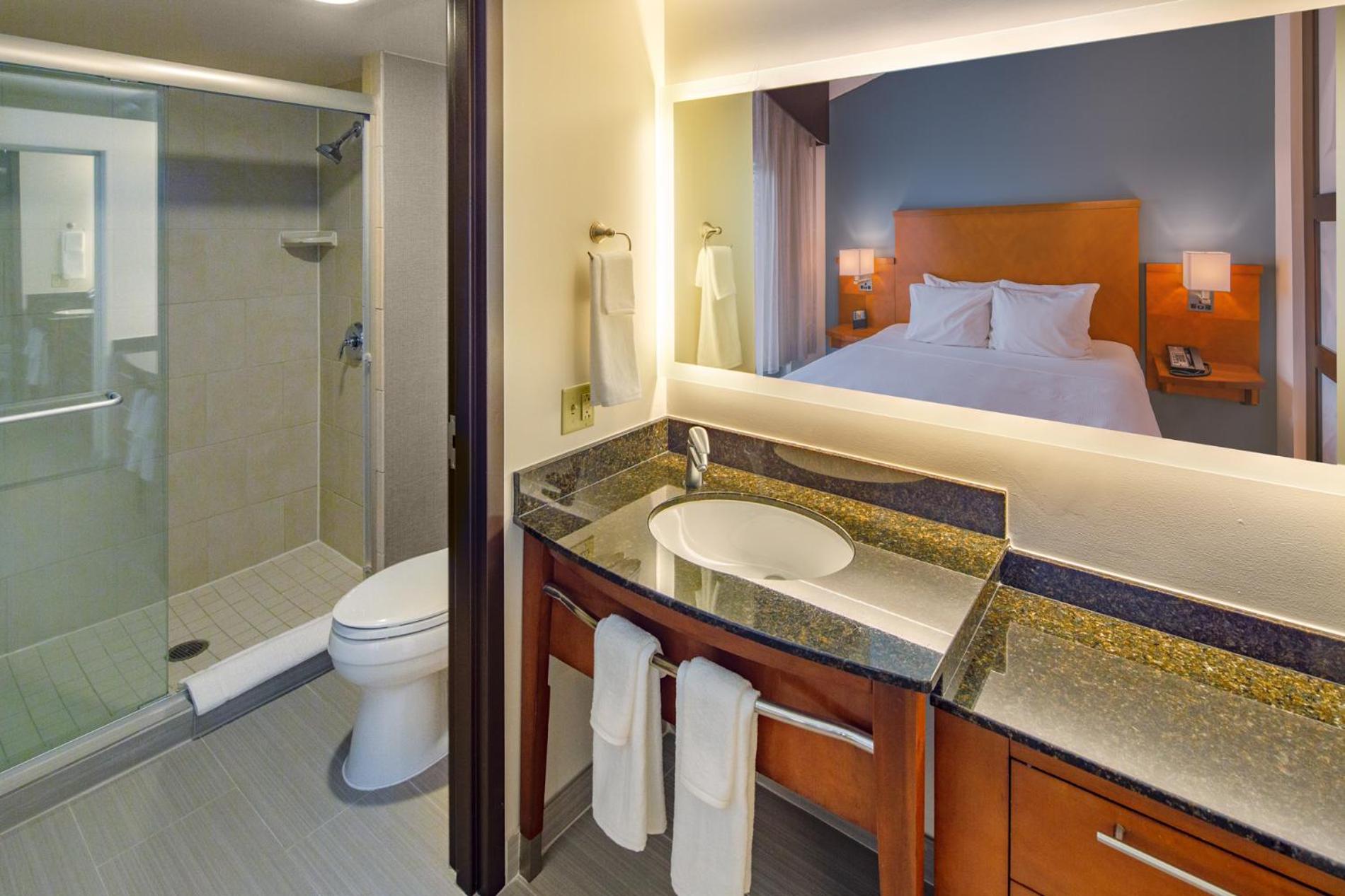 Corner King Room with Sofa Bed - Photo 4