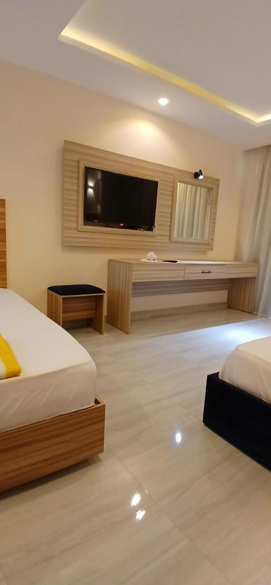 Queen Room with Pool View, photo 7