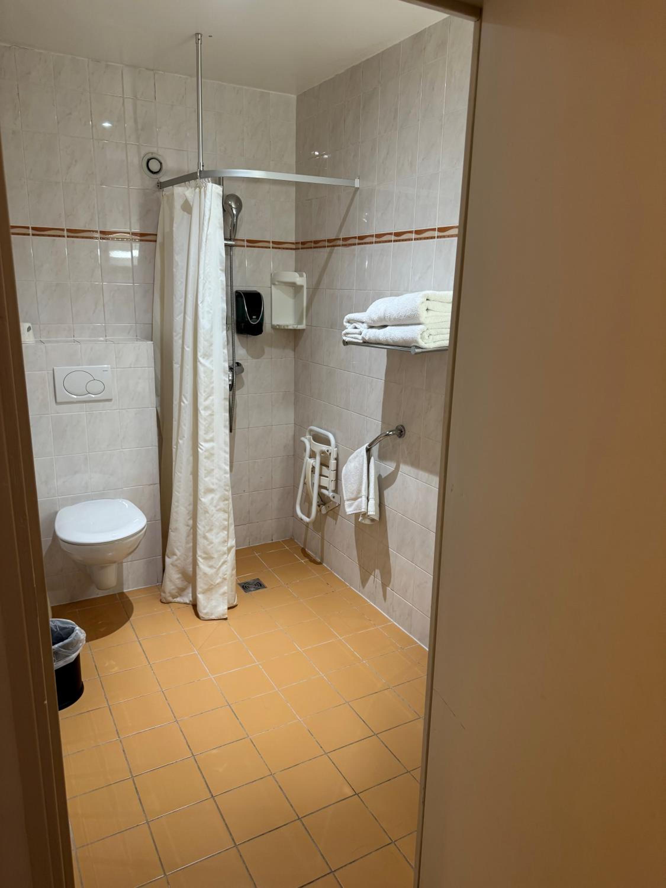 Double Room - Disability Access photo 3