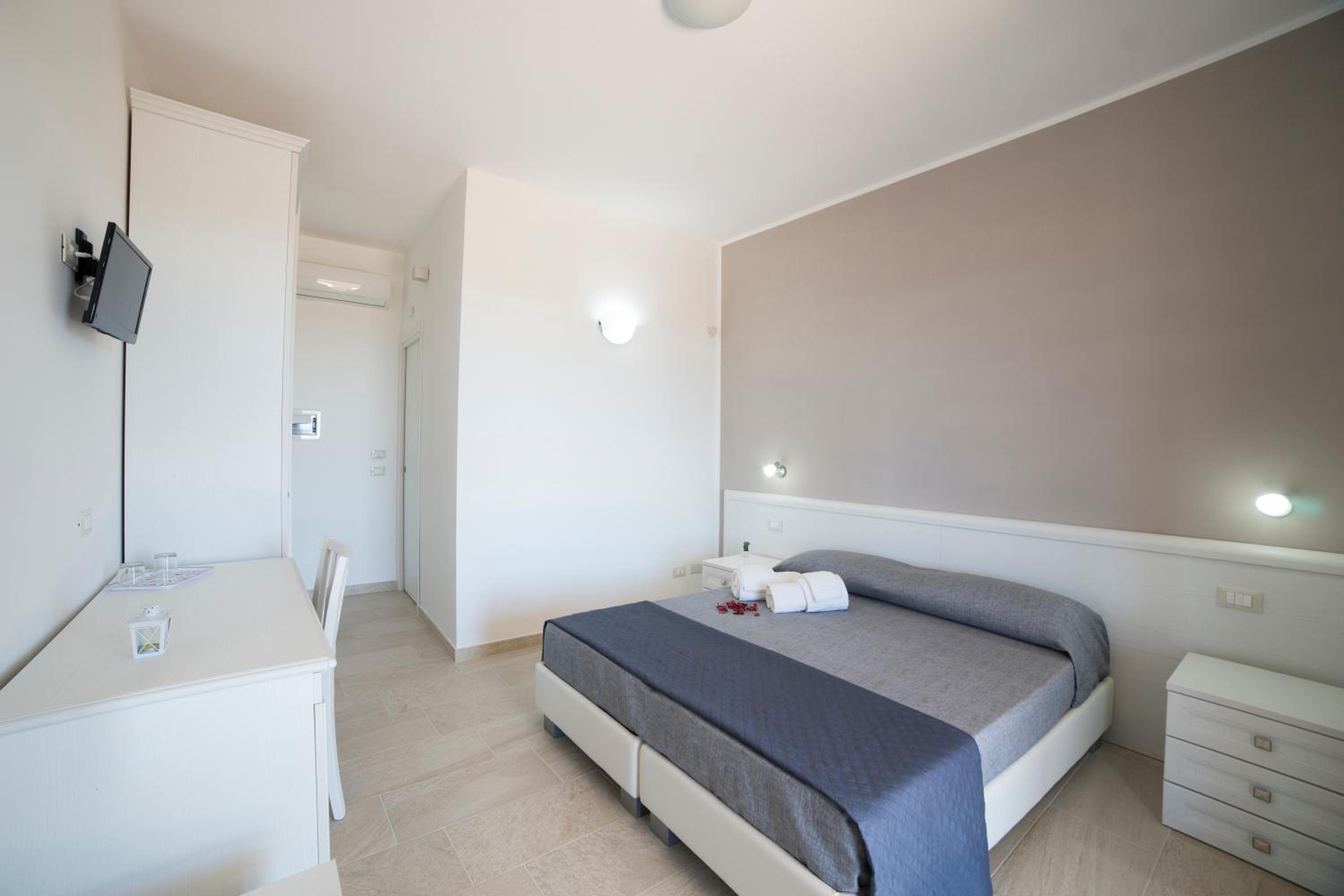 Deluxe Room - Photo 6