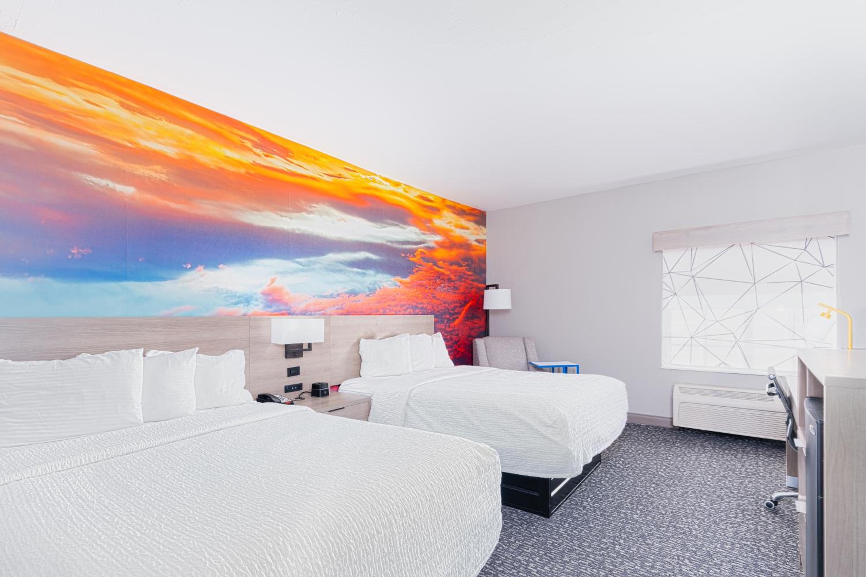 Deluxe Queen Room with Two Queen Beds - Photo 4
