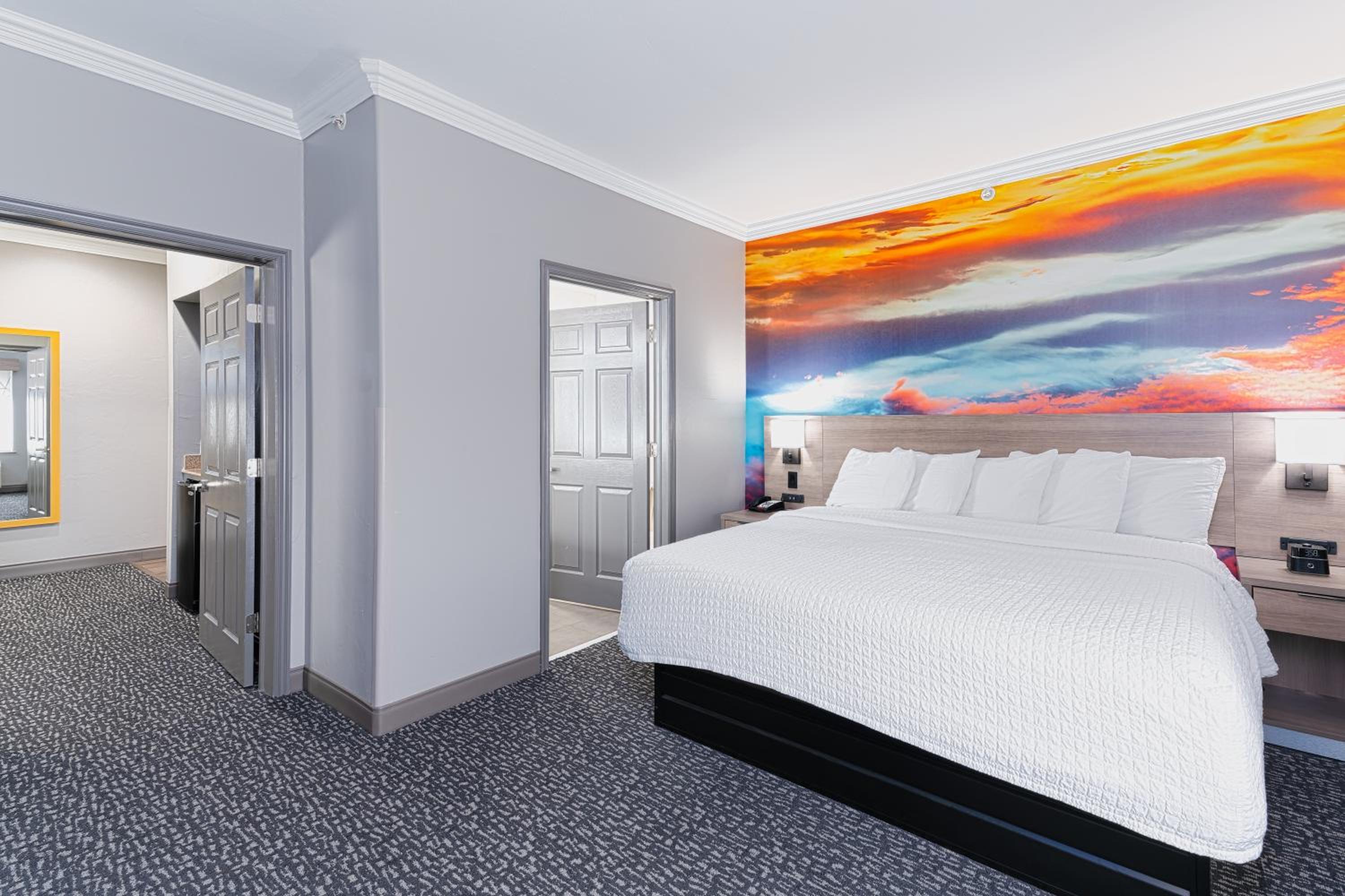 One-Bedroom King Suite - Non-Smoking - Photo 6