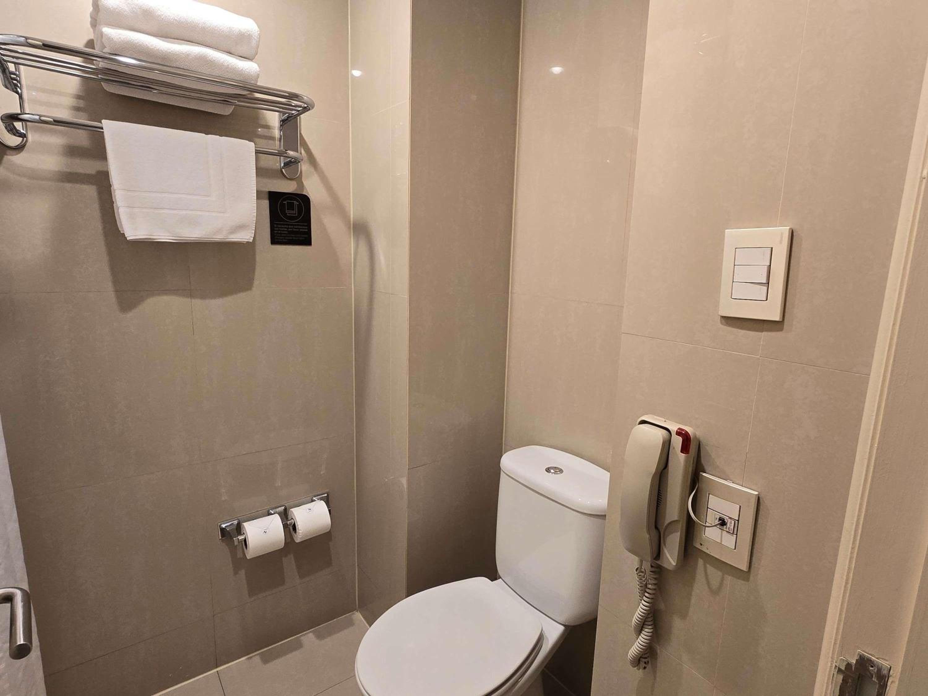 Standard King Room - Photo 5
