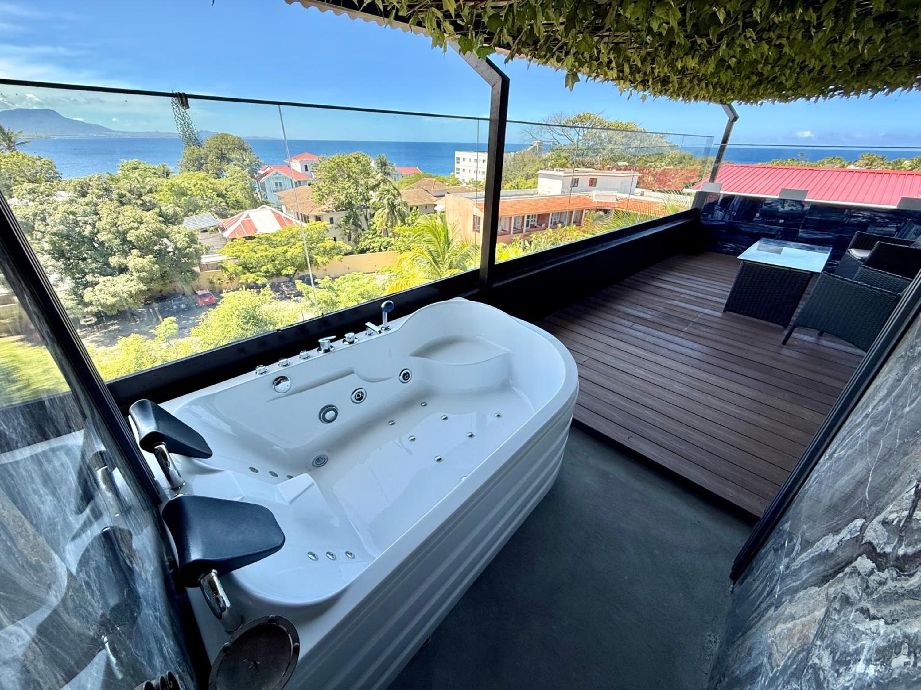 Suite with Hot Tub photo 3