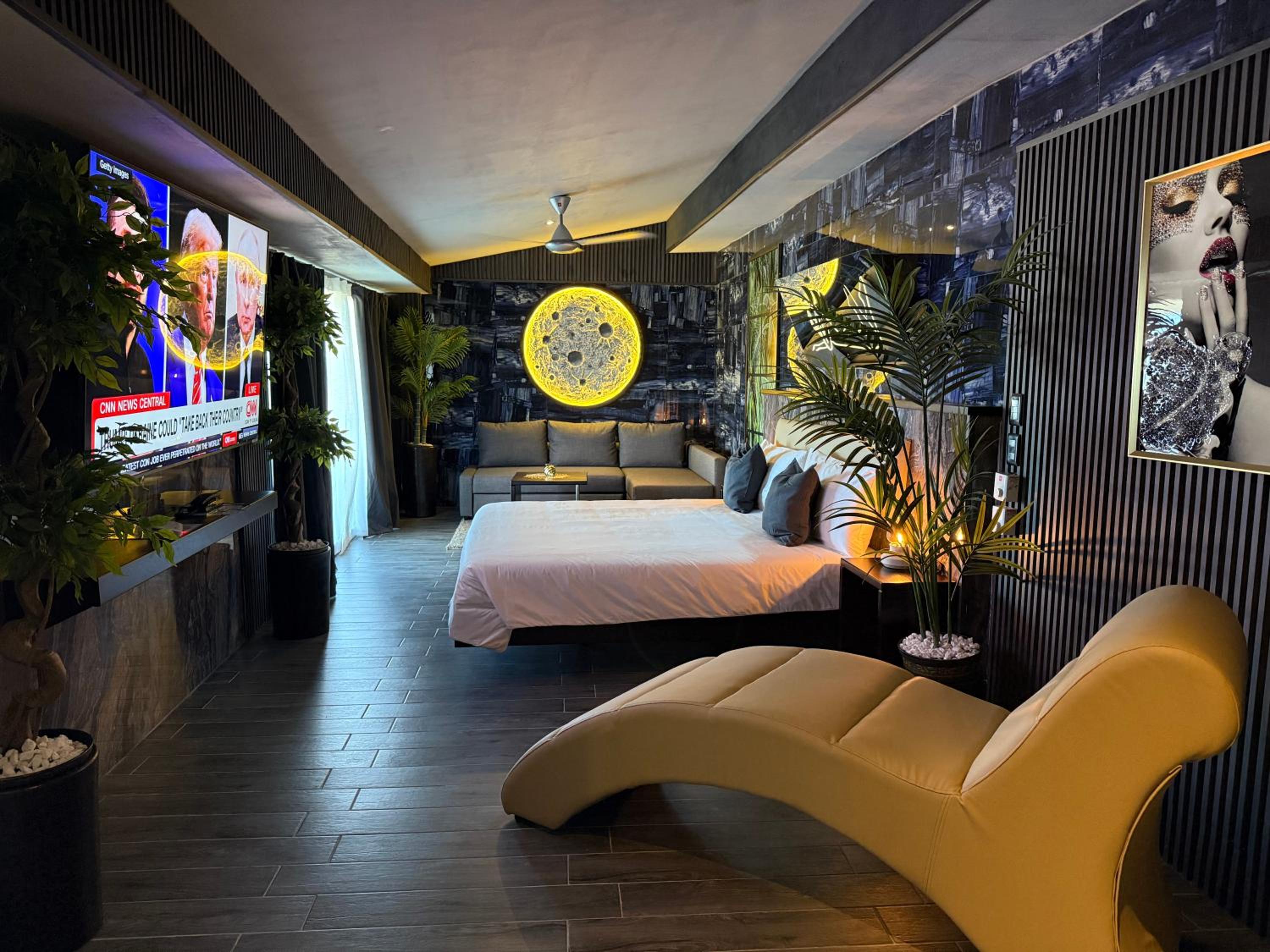 Suite with Hot Tub photo 2