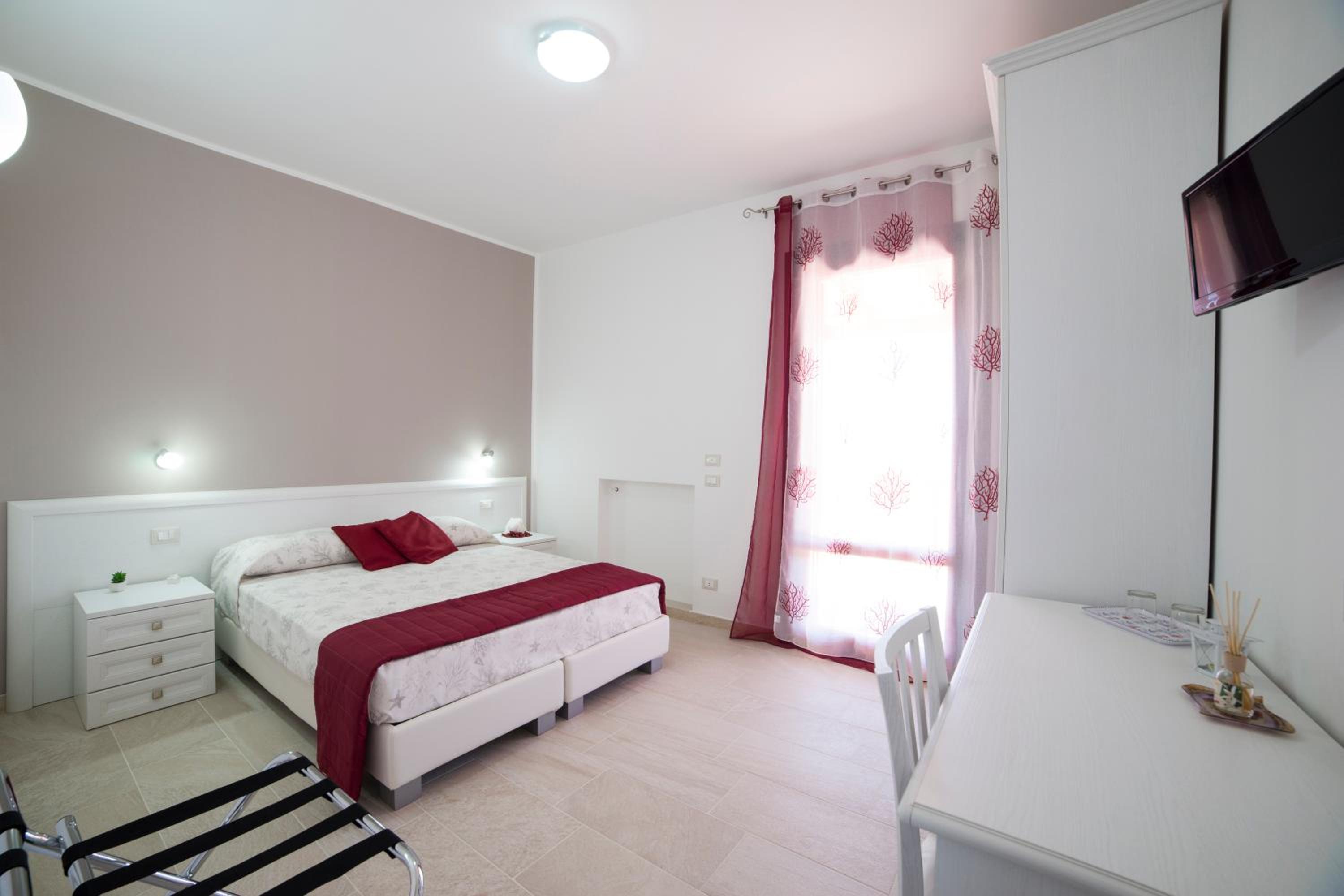 Deluxe Room - Photo 17