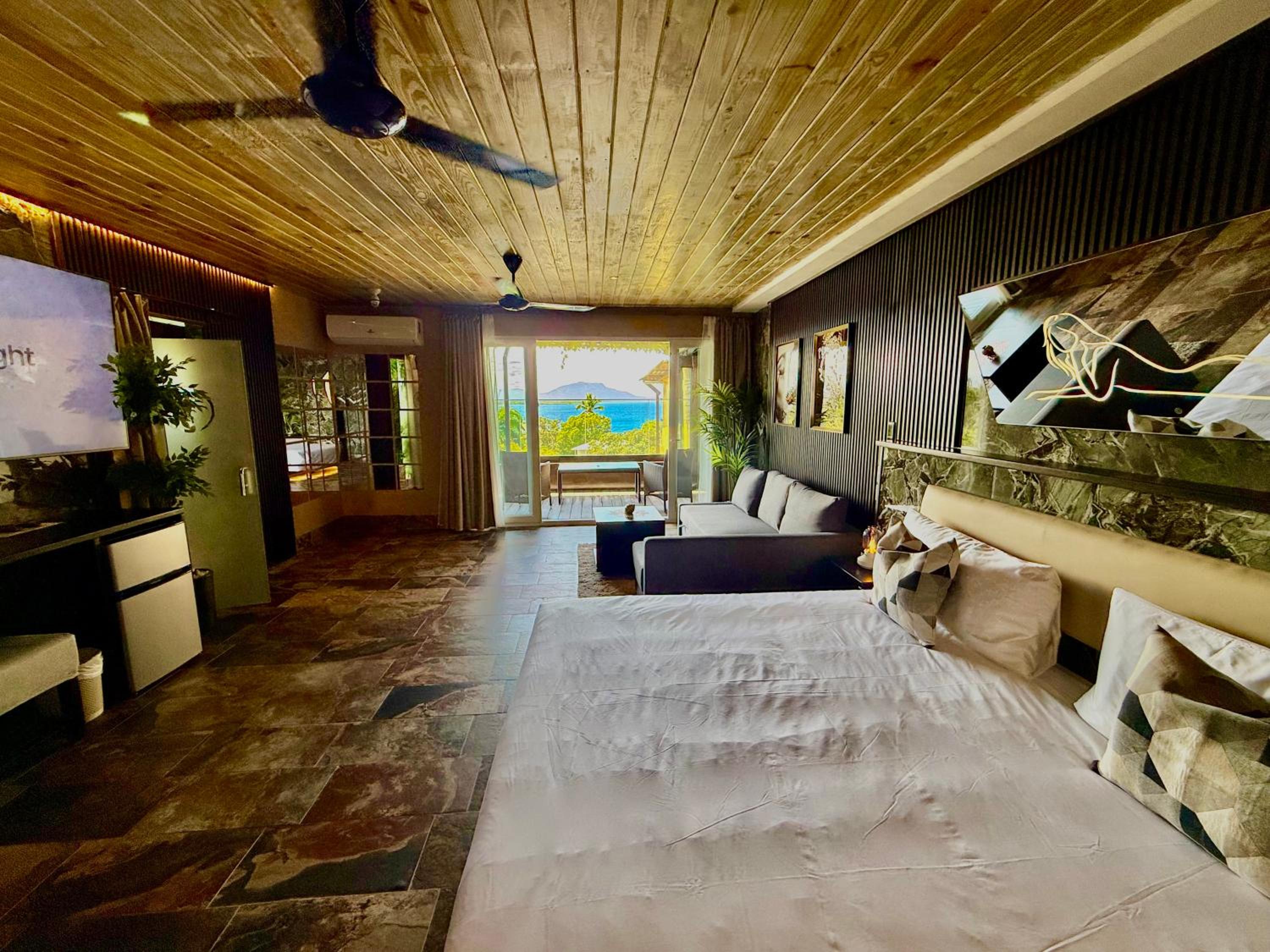 Suite with Hot Tub