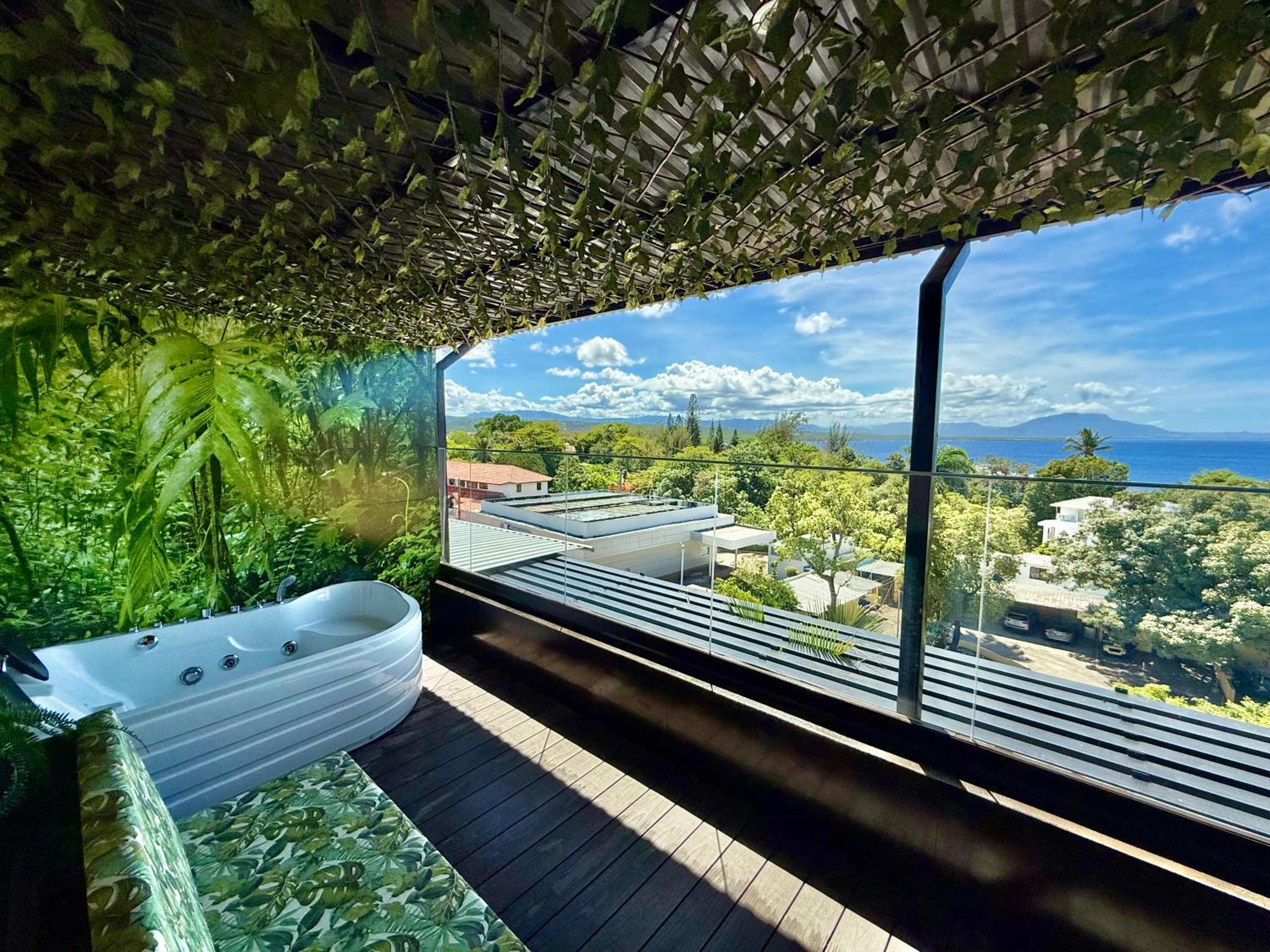 Suite with Hot Tub photo 3