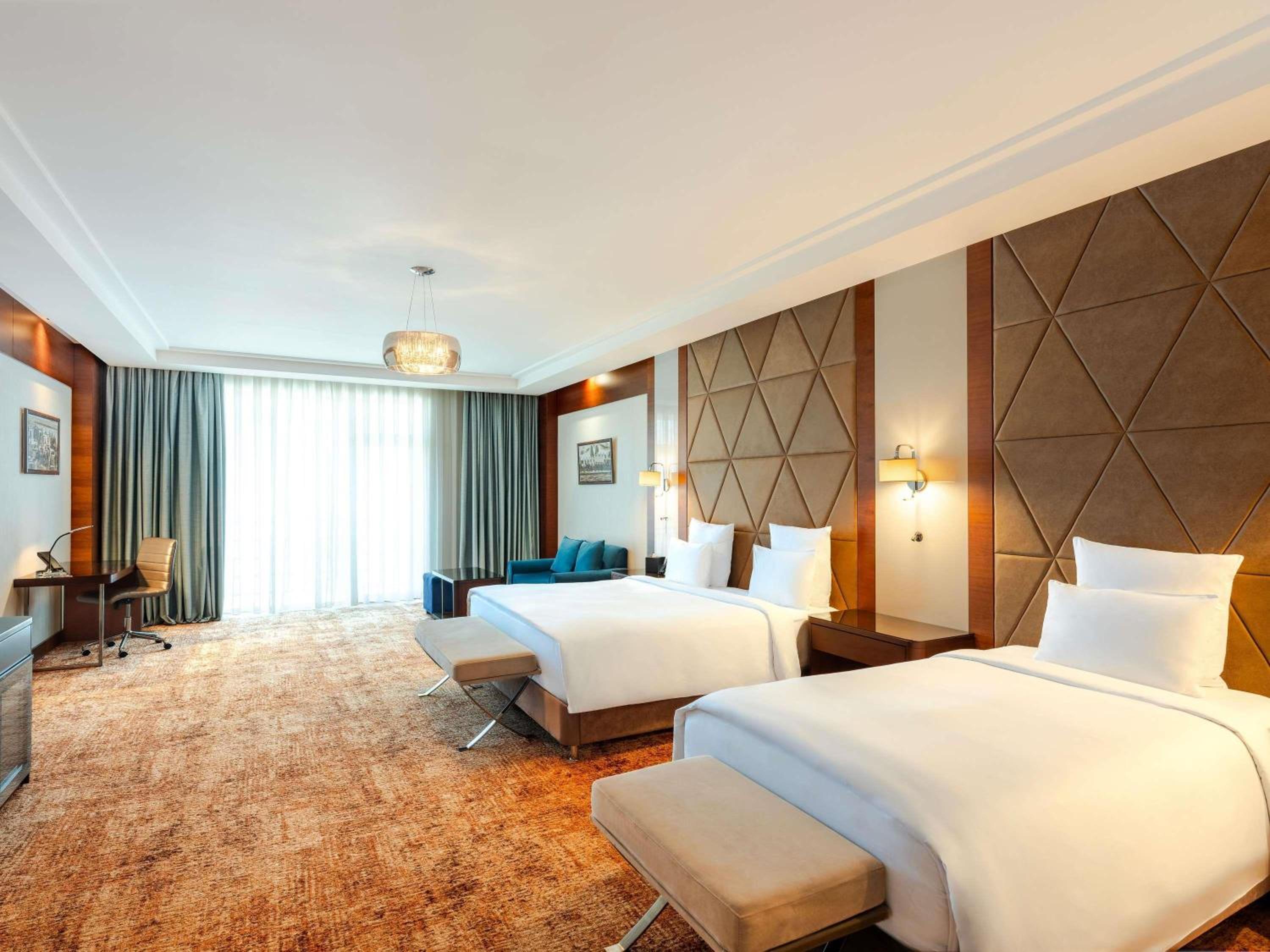Superior Room with One Double Bed and One Single Bed photo 2