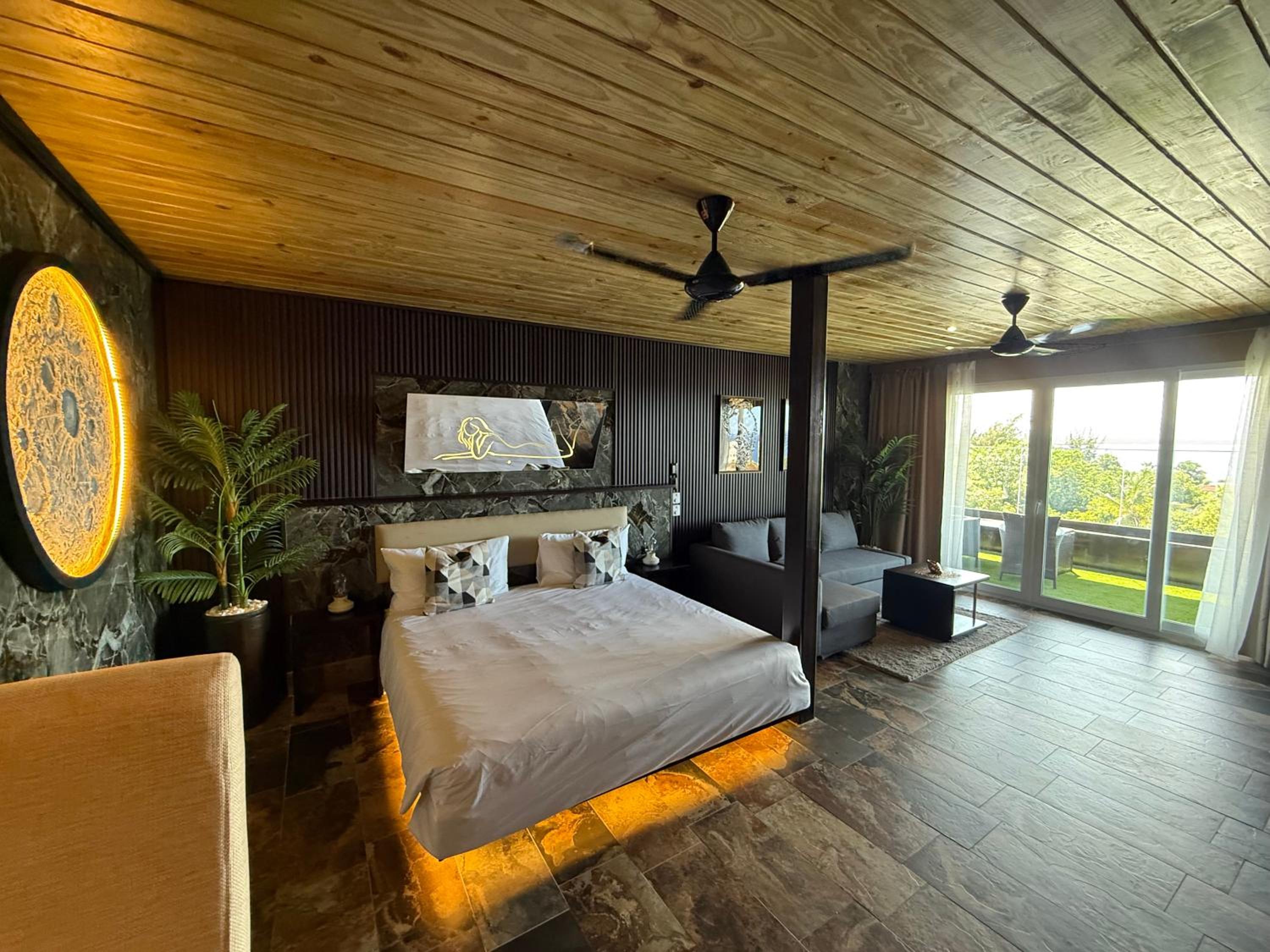 Suite with Hot Tub photo 2